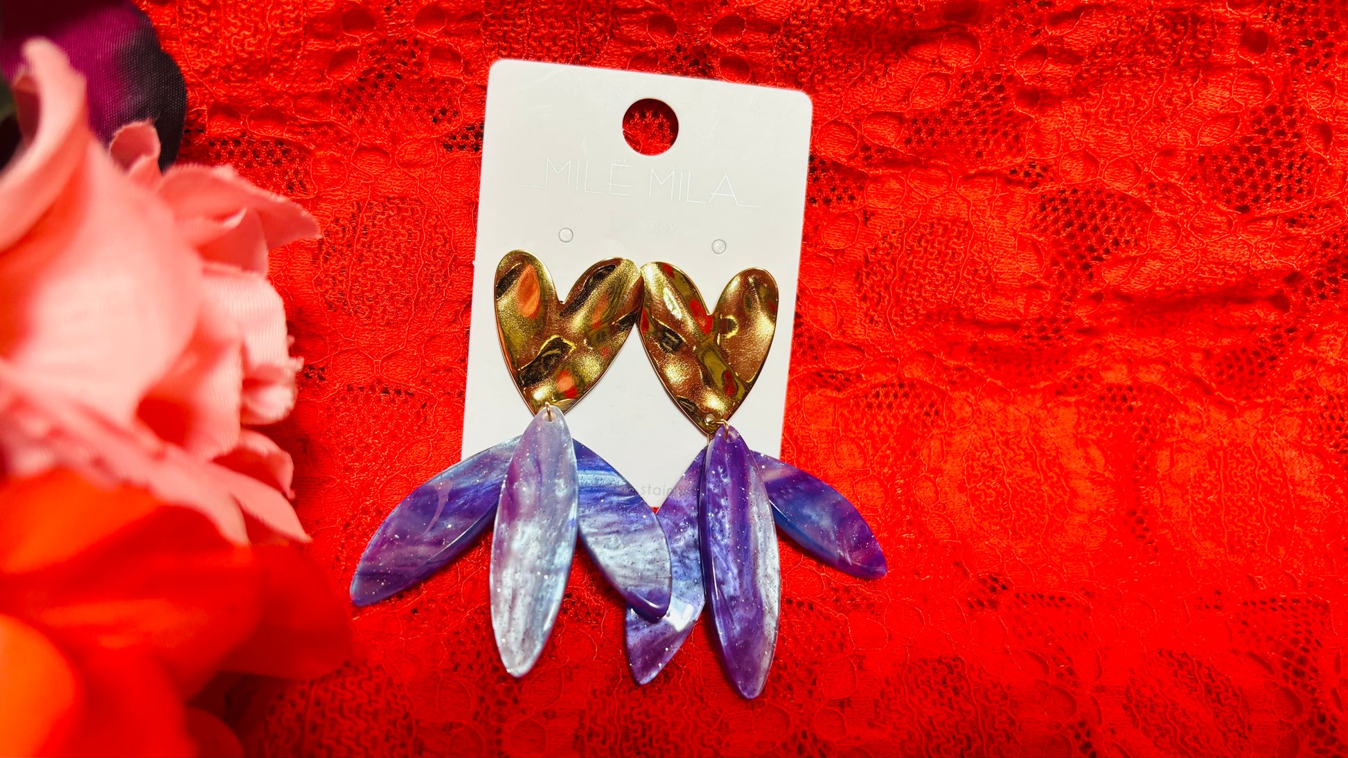 Avec ces boucles d'oreilles en acier inoxydable cœur doré et pendants violets, vous apporterez une touche de couleur et de verticalité à vos tenues, alliant confort et élégance au quotidien.