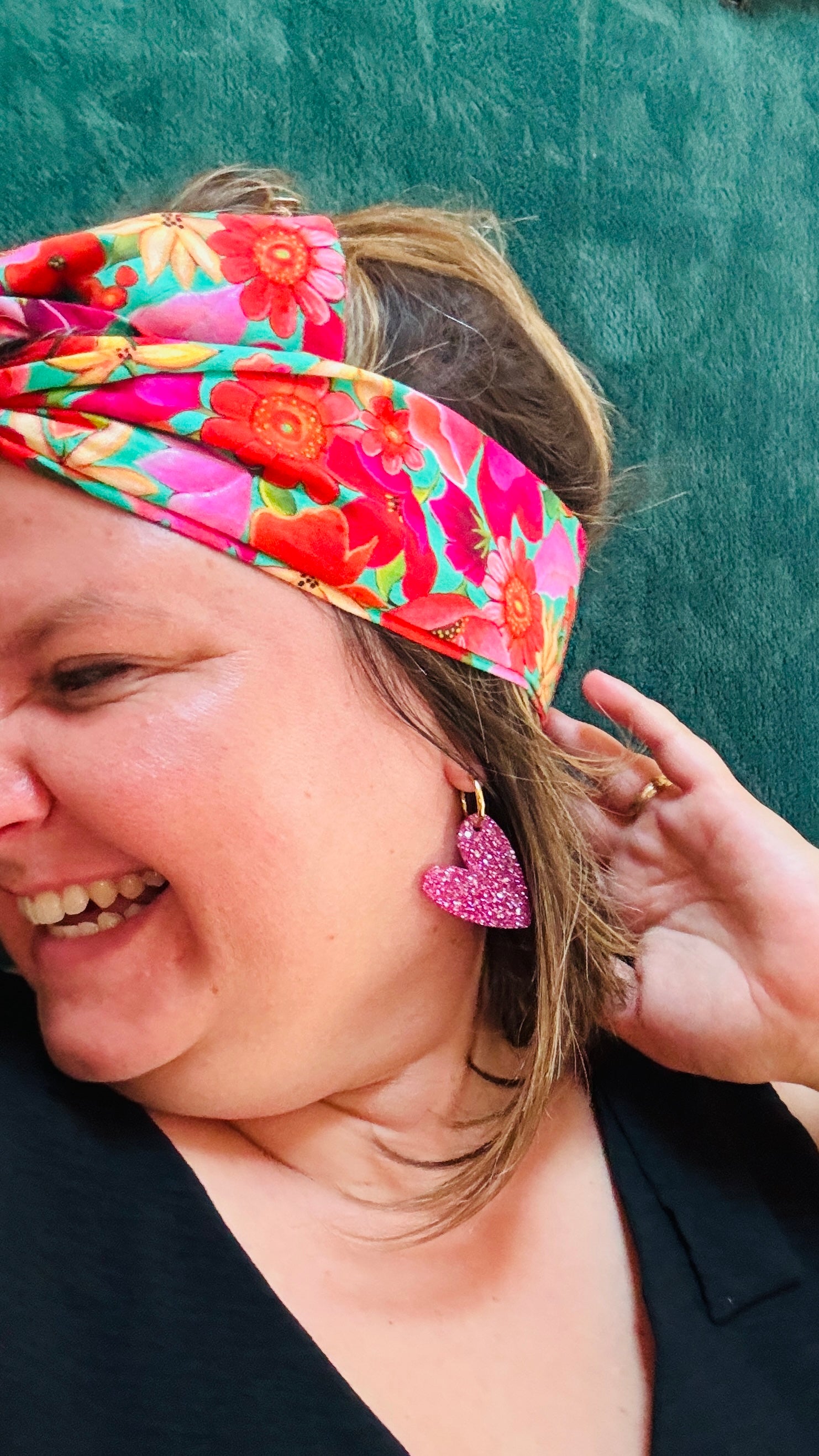 Avec ces boucles d'oreilles cœur rose à paillettes en plexi, apportez une touche de romantisme et d'originalité à vos tenues, tout en profitant d'un confort et d'une légèreté adaptés à toutes les occasions du quotidien et des événements spéciaux.