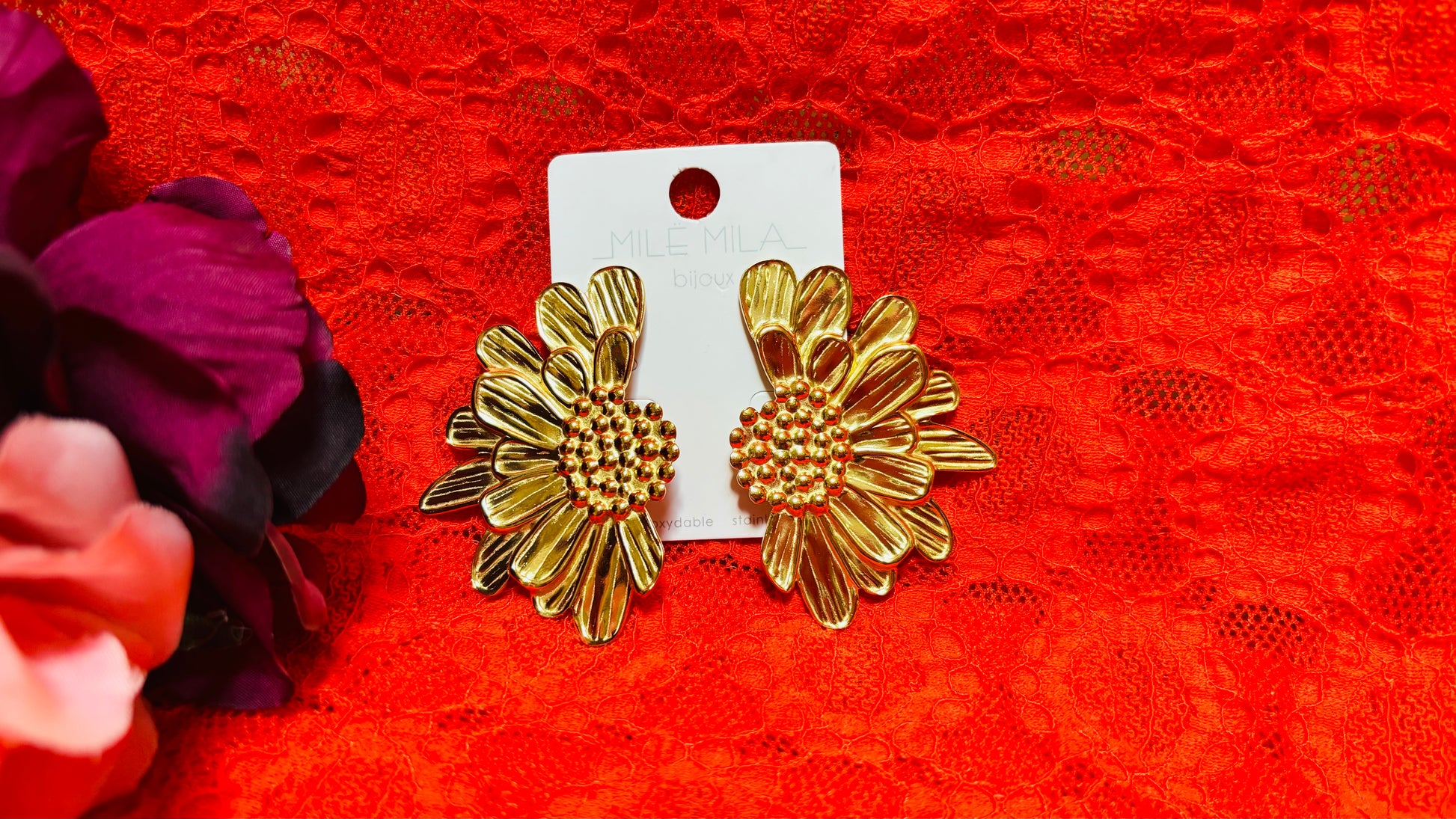Avec ces boucles d'oreilles demi-pâquerettes en acier inoxydable doré, apportez une touche de soleil et d'originalité à vos tenues, tout en profitant d'un confort et d'une élégance adaptée à toutes les occasions du quotidien.