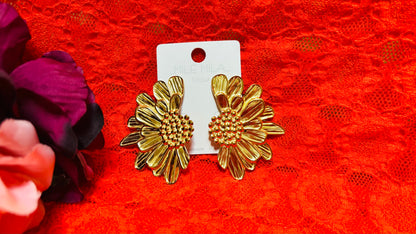 Avec ces boucles d'oreilles demi-pâquerettes en acier inoxydable doré, apportez une touche de soleil et d'originalité à vos tenues, tout en profitant d'un confort et d'une élégance adaptée à toutes les occasions du quotidien.