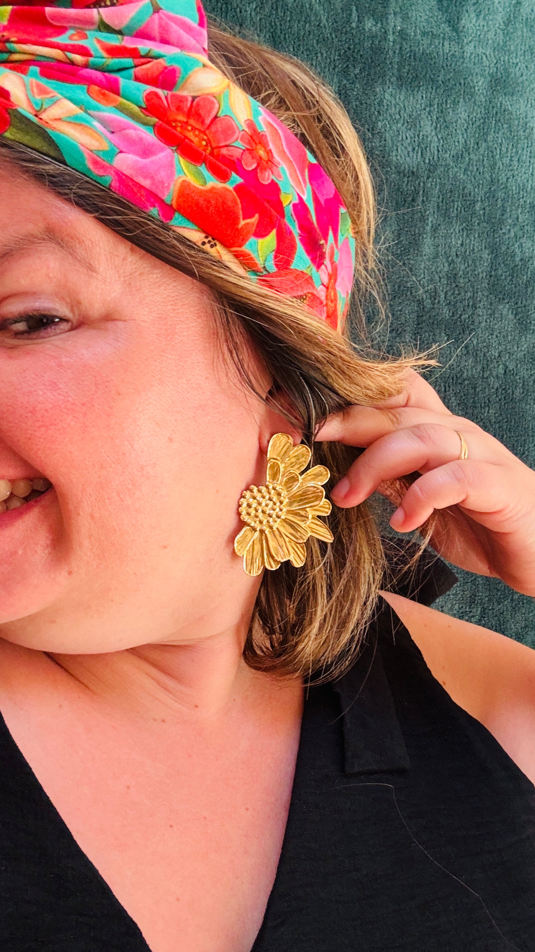 Avec ces boucles d'oreilles demi-pâquerettes en acier inoxydable doré, apportez une touche de soleil et d'originalité à vos tenues, tout en profitant d'un confort et d'une élégance adaptée à toutes les occasions du quotidien.