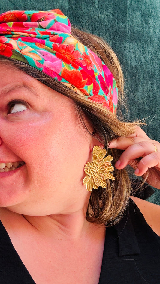 Avec ces boucles d'oreilles demi-pâquerettes en acier inoxydable doré, apportez une touche de soleil et d'originalité à vos tenues, tout en profitant d'un confort et d'une élégance adaptée à toutes les occasions du quotidien.