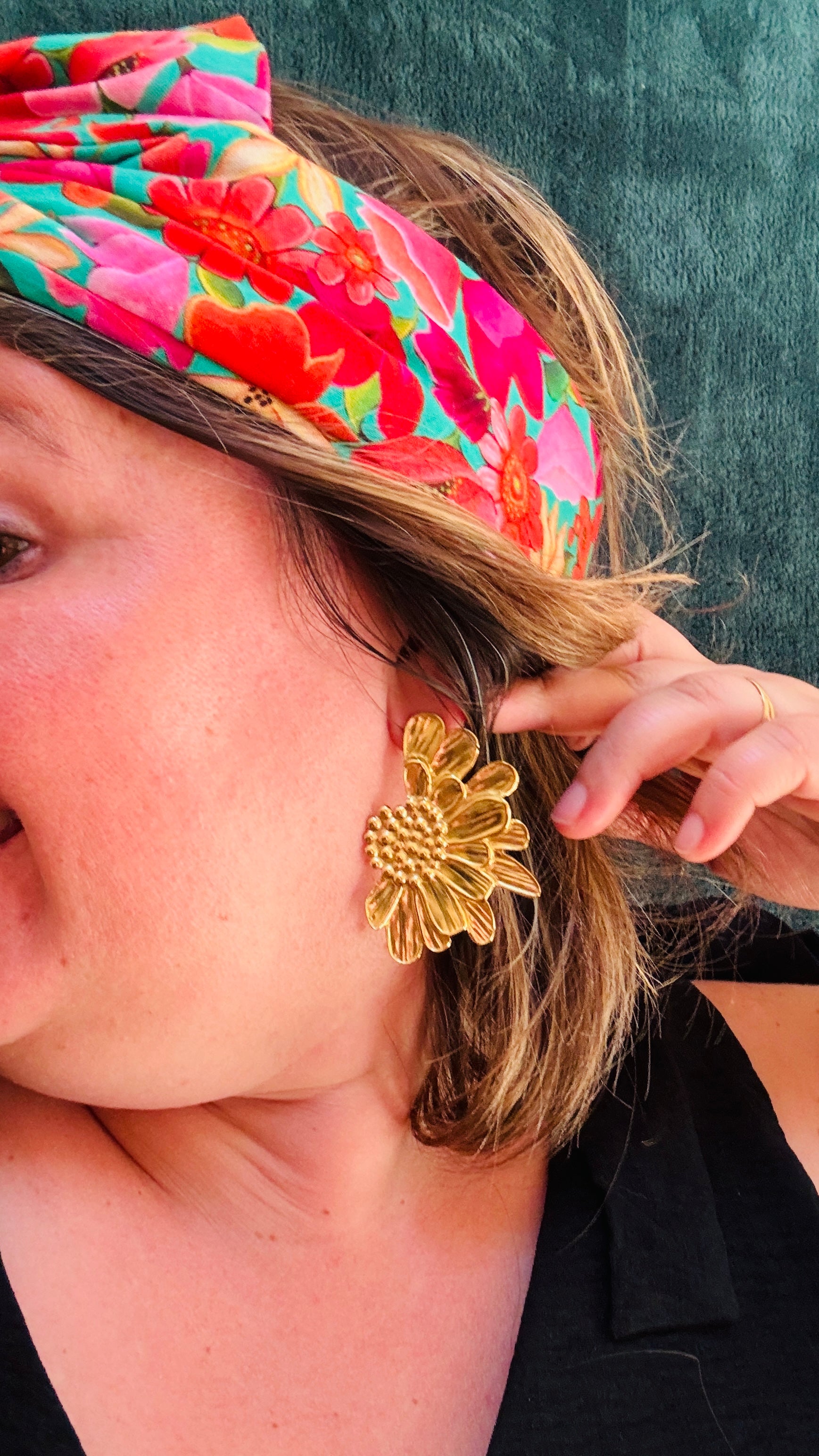 Avec ces boucles d'oreilles demi-pâquerettes en acier inoxydable doré, apportez une touche de soleil et d'originalité à vos tenues, tout en profitant d'un confort et d'une élégance adaptés à toutes les occasions du quotidien.