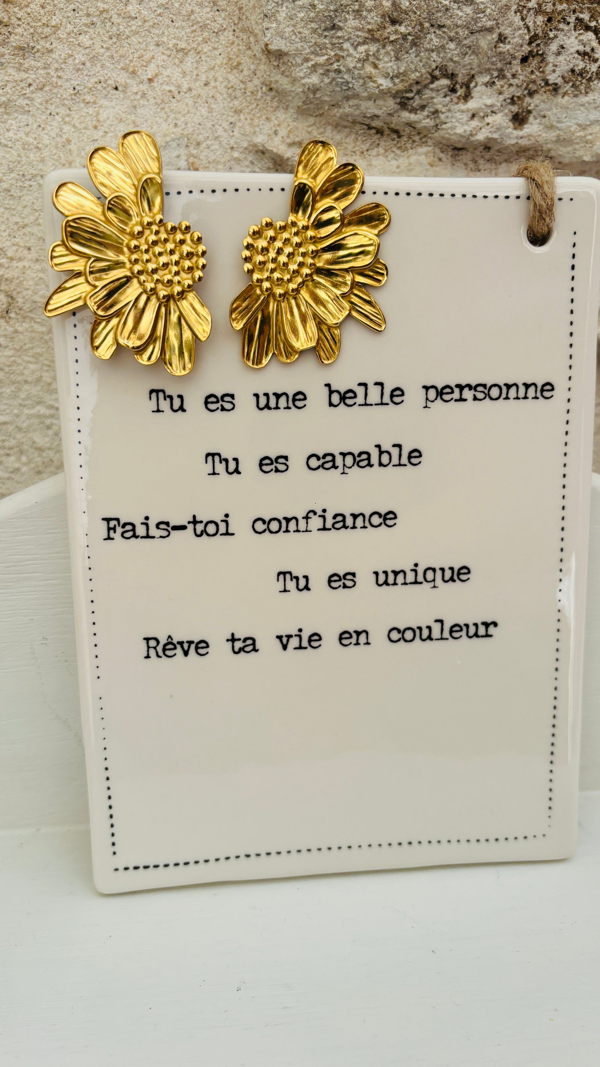 Avec ces boucles d'oreilles demi-pâquerettes en acier inoxydable doré, apportez une touche de soleil et d'originalité à vos tenues, tout en profitant d'un confort et d'une élégance adaptée à toutes les occasions du quotidien.