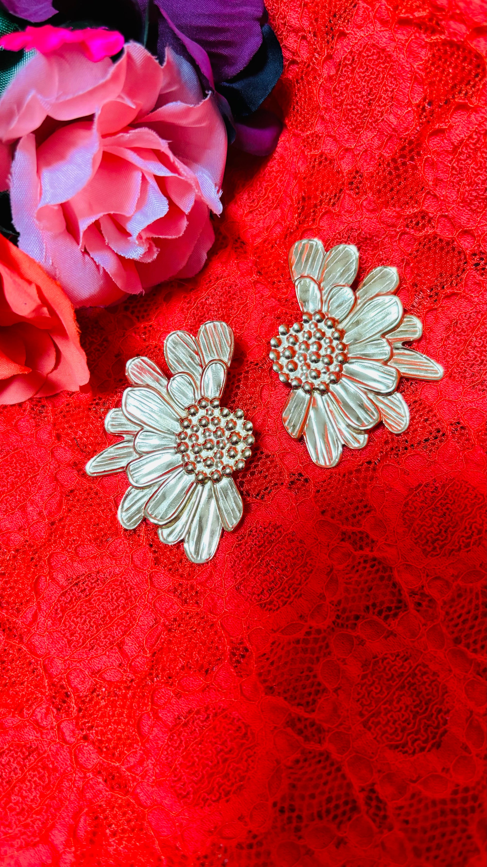 Avec ces boucles d'oreilles demi-pâquerettes en acier inoxydable doré, apportez une touche de soleil et d'originalité à vos tenues, tout en profitant d'un confort et d'une élégance adaptée à toutes les occasions du quotidien.
