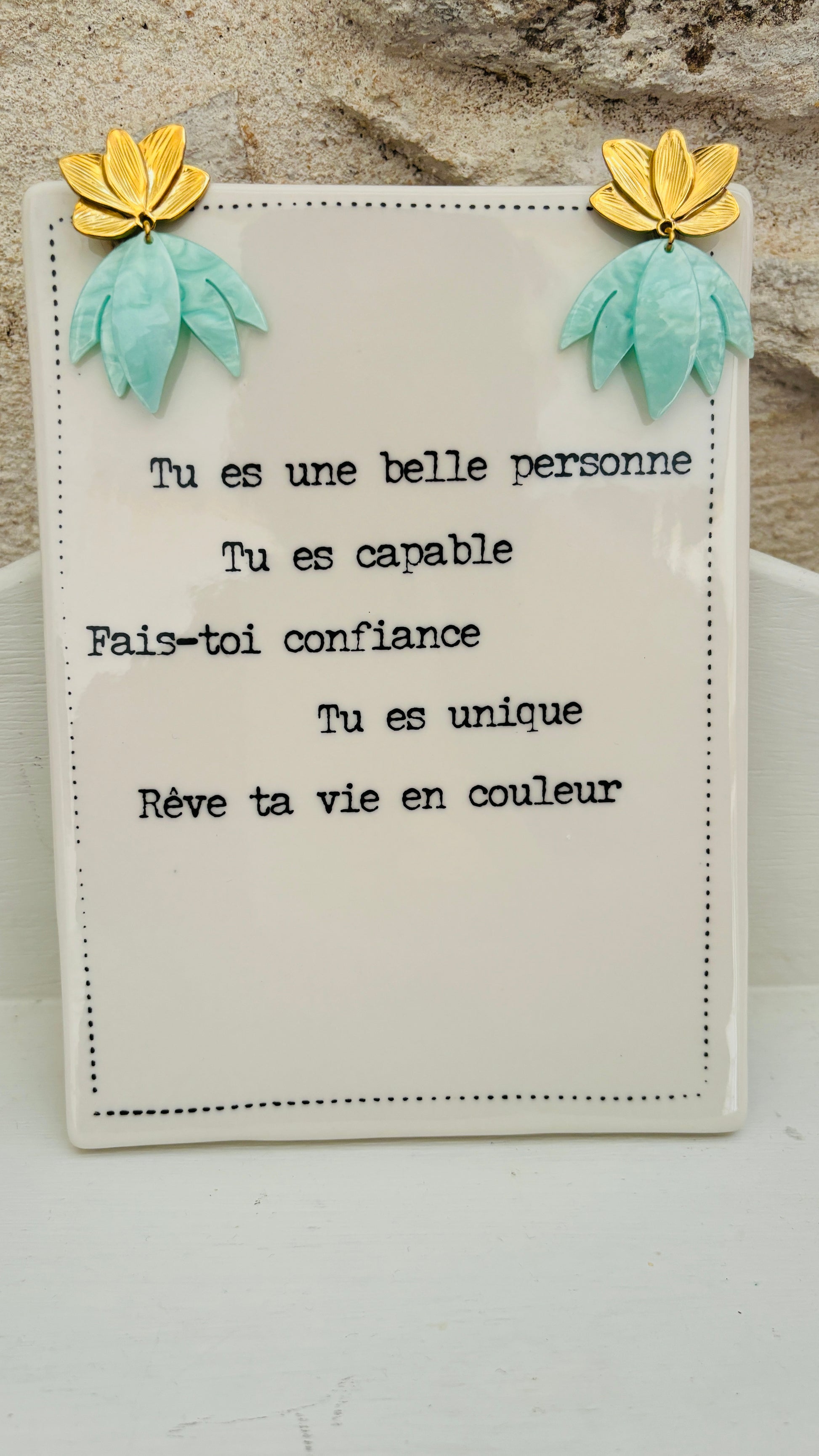 Avec ces boucles d'oreilles en acier inoxydable fleur de nénuphar et pendants vert d'eau, vous apporterez une touche de verticalité et de luminosité à vos tenues, alliant confort et élégance au quotidien.