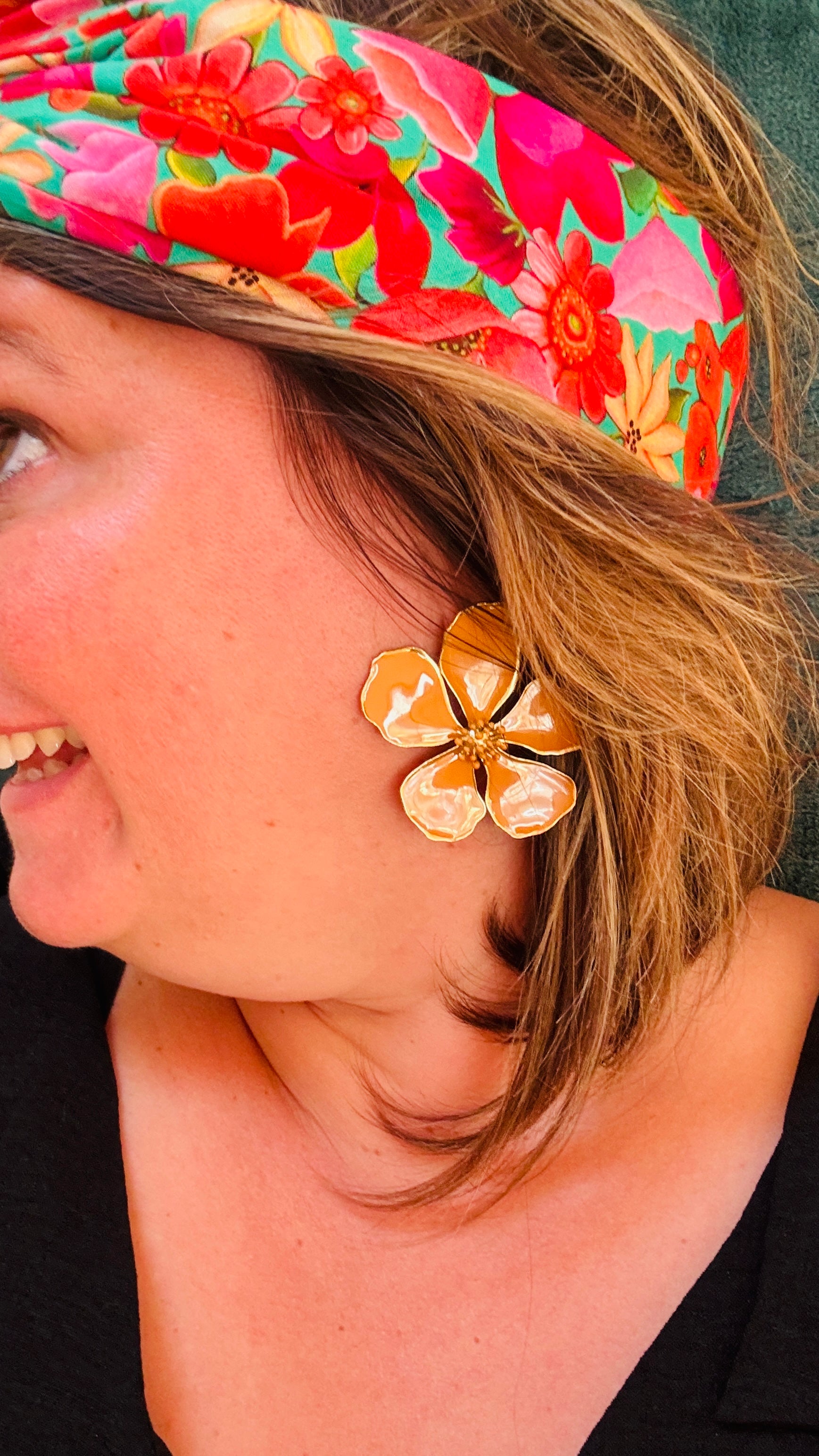 Avec cette boucle d'oreille grosse fleur orange en acier inoxydable doré, exprimez votre côté artistique tout en ajoutant une note de couleur et de joie à votre style quotidien. Parfaite pour les femmes qui aiment jouer avec la mode et afficher leur créativité avec élégance.