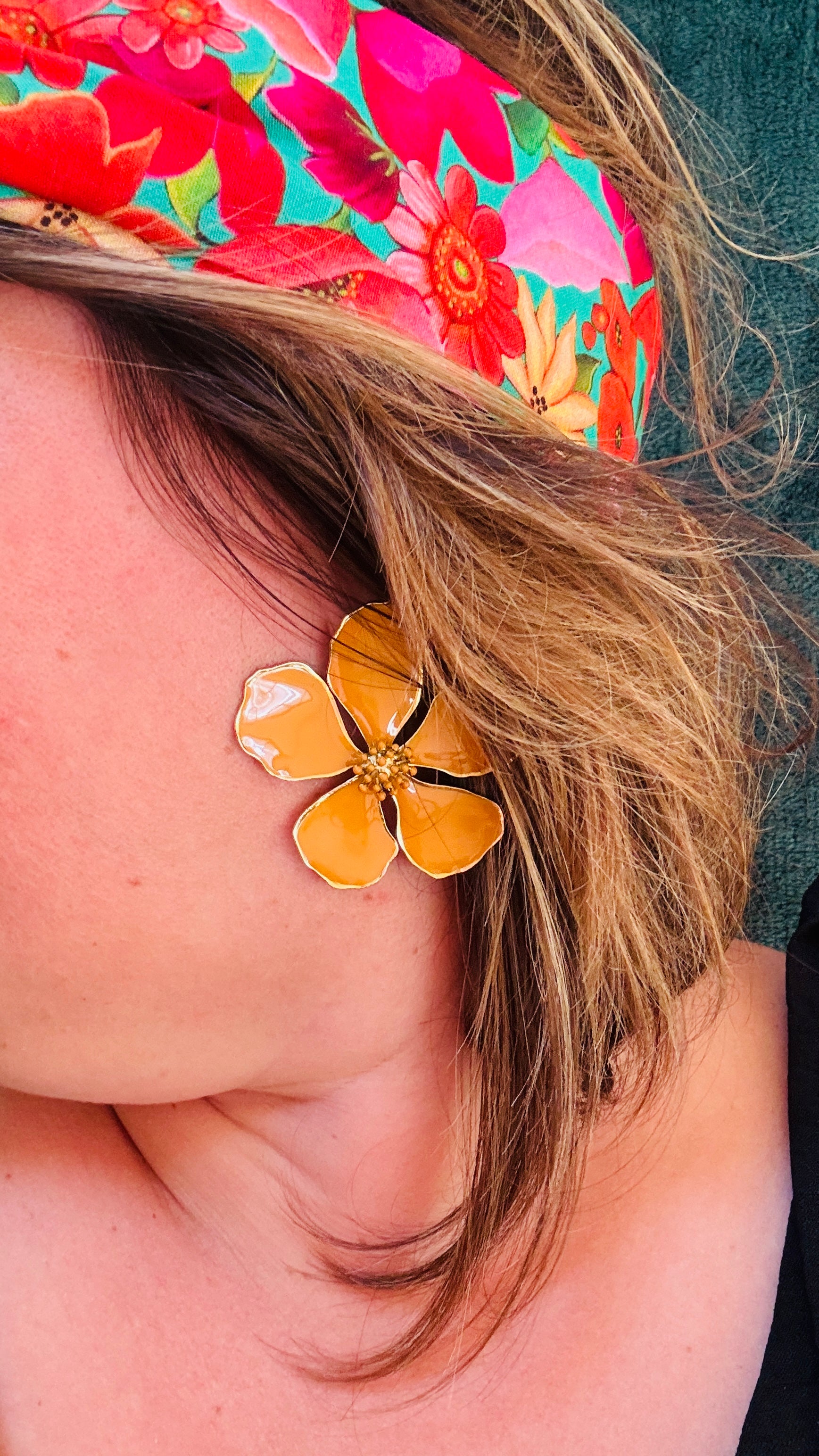 Avec cette boucle d'oreille grosse fleur orange en acier inoxydable doré, exprimez votre côté artistique tout en ajoutant une note de couleur et de joie à votre style quotidien. Parfaite pour les femmes qui aiment jouer avec la mode et afficher leur créativité avec élégance.