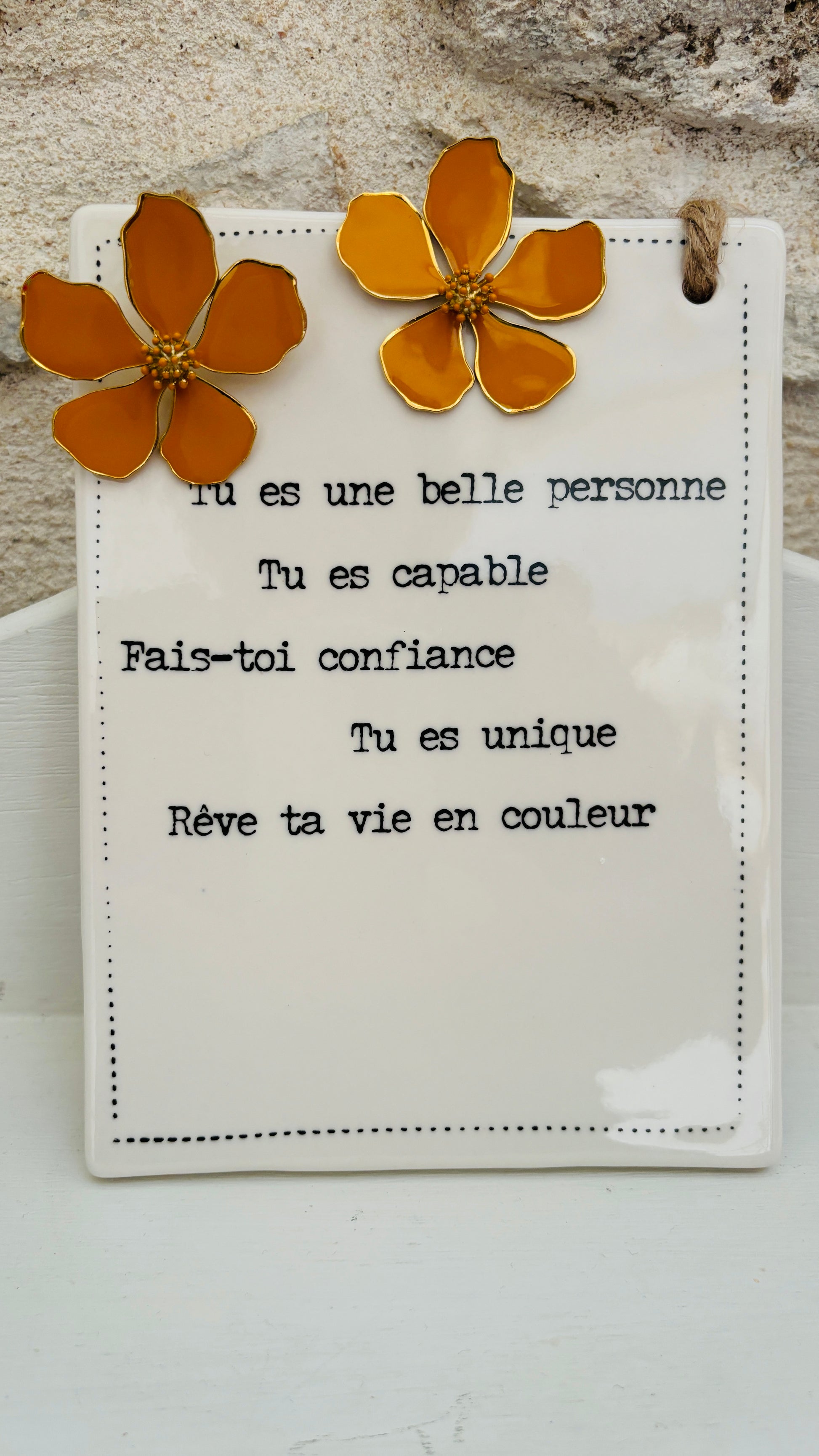 Avec cette boucle d'oreille grosse fleur orange en acier inoxydable doré, exprimez votre côté artistique tout en ajoutant une note de couleur et de joie à votre style quotidien. Parfaite pour les femmes qui aiment jouer avec la mode et afficher leur créativité avec élégance.
