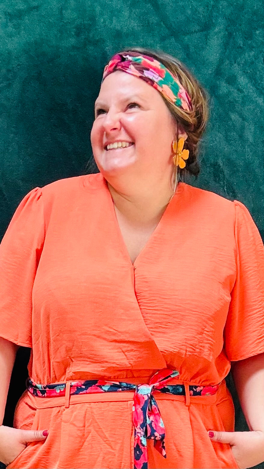 Avec cette boucle d'oreille grosse fleur orange en acier inoxydable doré, exprimez votre côté artistique tout en ajoutant une note de couleur et de joie à votre style quotidien. Parfaite pour les femmes qui aiment jouer avec la mode et afficher leur créativité avec élégance.