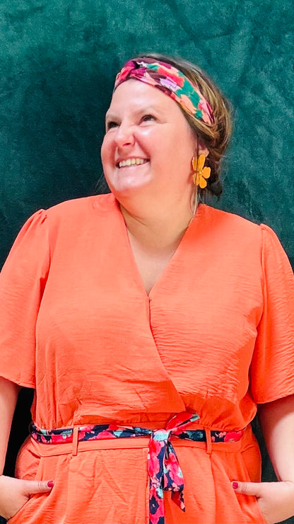 Avec cette boucle d'oreille grosse fleur orange en acier inoxydable doré, exprimez votre côté artistique tout en ajoutant une note de couleur et de joie à votre style quotidien. Parfaite pour les femmes qui aiment jouer avec la mode et afficher leur créativité avec élégance.
