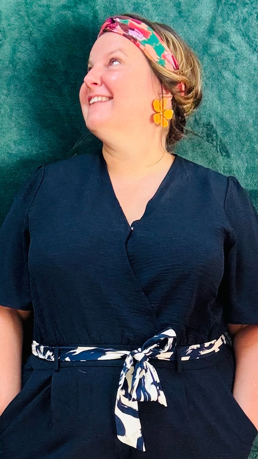 Avec cette boucle d'oreille grosse fleur orange en acier inoxydable doré, exprimez votre côté artistique tout en ajoutant une note de couleur et de joie à votre style quotidien. Parfaite pour les femmes qui aiment jouer avec la mode et afficher leur créativité avec élégance.