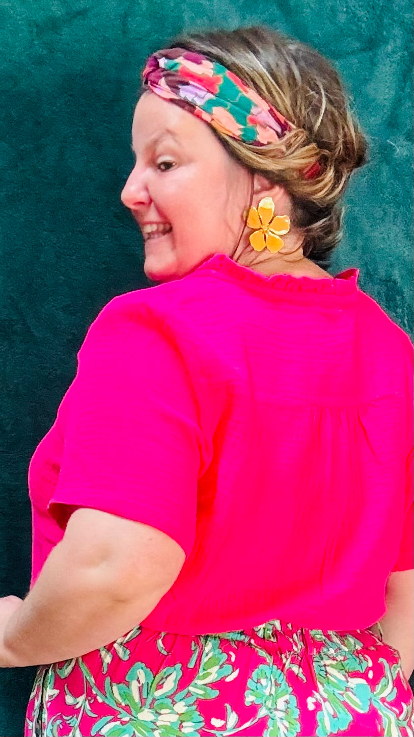 Avec cette boucle d'oreille grosse fleur orange en acier inoxydable doré, exprimez votre côté artistique tout en ajoutant une note de couleur et de joie à votre style quotidien. Parfaite pour les femmes qui aiment jouer avec la mode et afficher leur créativité avec élégance.