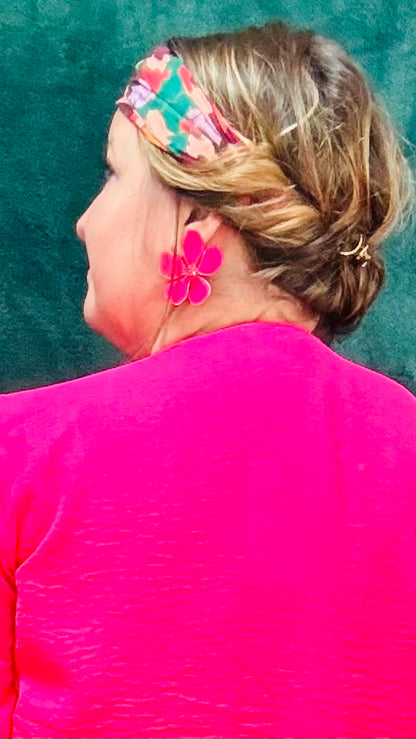 Avec cette boucle d'oreille grosse fleur rose fuchsia en acier inoxydable doré, exprimez votre côté artistique tout en ajoutant une note de couleur et de joie à votre style quotidien. Parfait pour les femmes qui aiment jouer avec la mode et afficher leur créativité avec élégance.