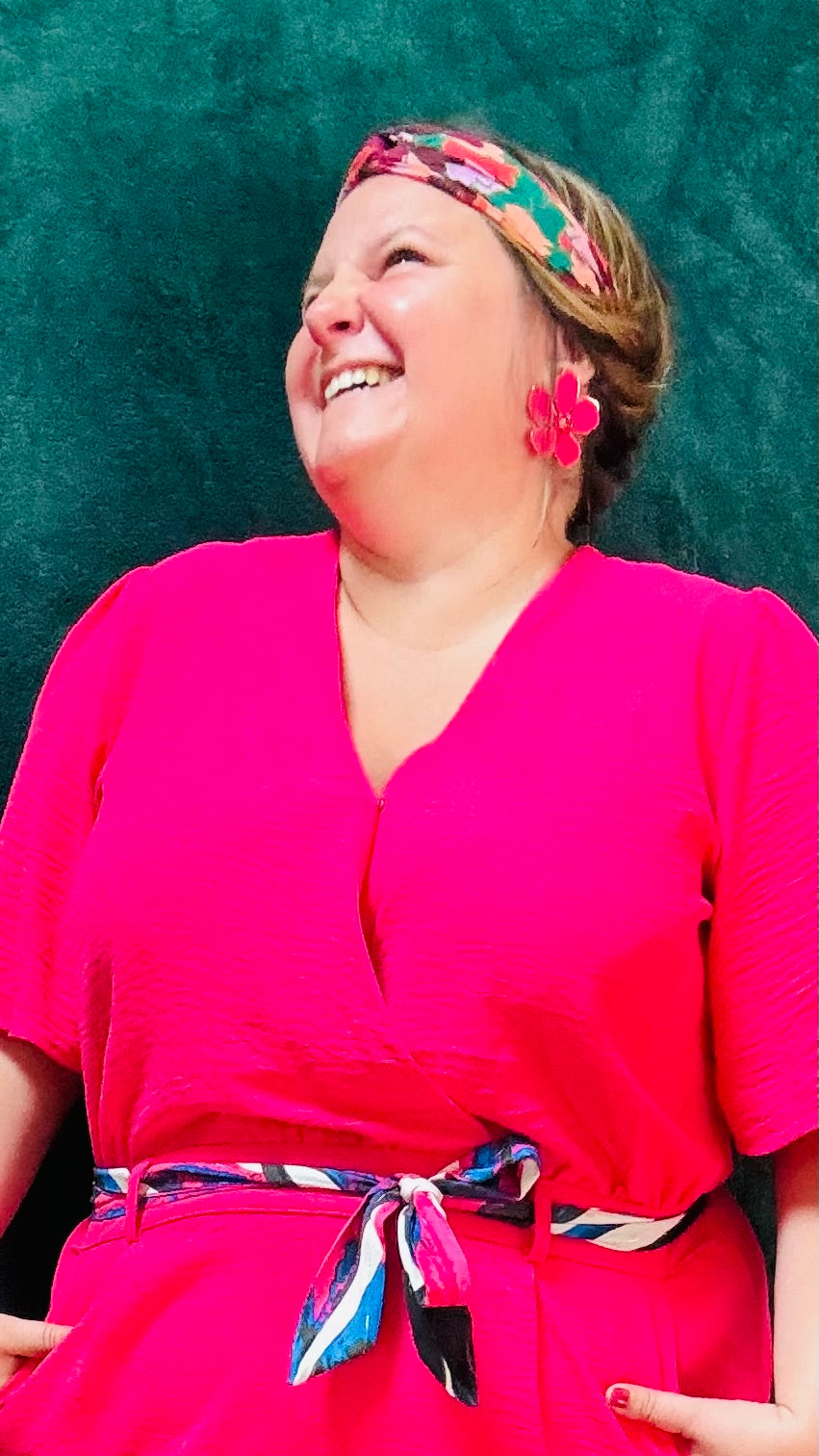 Avec cette boucle d'oreille grosse fleur rose fuchsia en acier inoxydable doré, exprimez votre côté artistique tout en ajoutant une note de couleur et de joie à votre style quotidien. Parfait pour les femmes qui aiment jouer avec la mode et afficher leur créativité avec élégance.