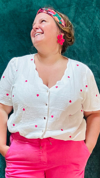 Avec cette boucle d'oreille grosse fleur rose fuchsia en acier inoxydable doré, exprimez votre côté artistique tout en ajoutant une note de couleur et de joie à votre style quotidien. Parfait pour les femmes qui aiment jouer avec la mode et afficher leur créativité avec élégance.