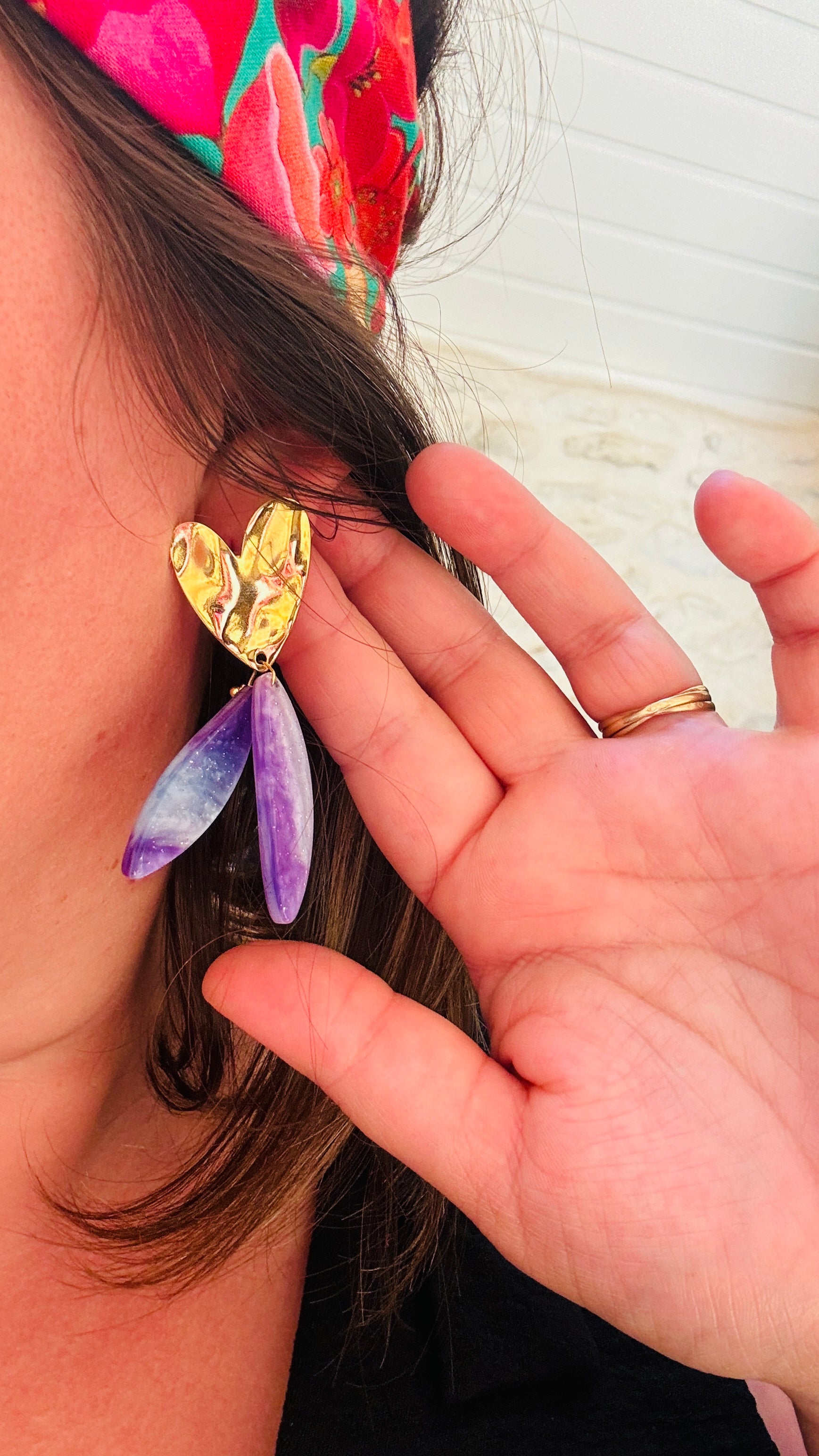 Avec ces boucles d'oreilles en acier inoxydable cœur doré et pendants violets, vous apporterez une touche de couleur et de verticalité à vos tenues, alliant confort et élégance au quotidien.