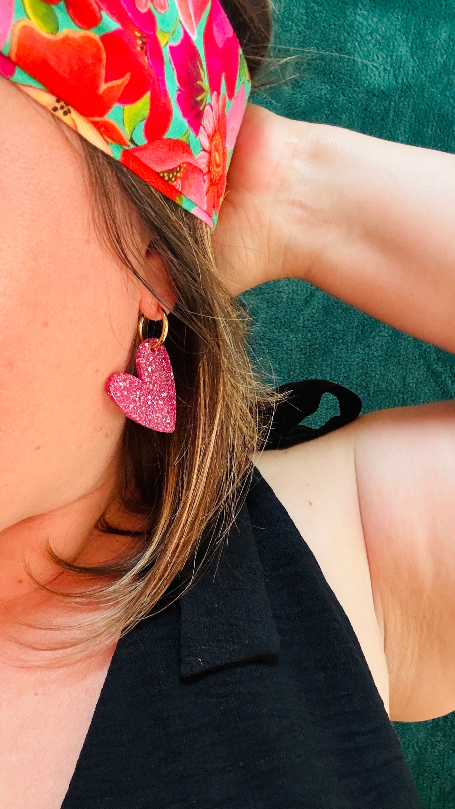 Avec ces boucles d'oreilles cœur rose à paillettes en plexi, apportez une touche de romantisme et d'originalité à vos tenues, tout en profitant d'un confort et d'une légèreté adaptés à toutes les occasions du quotidien et des événements spéciaux.