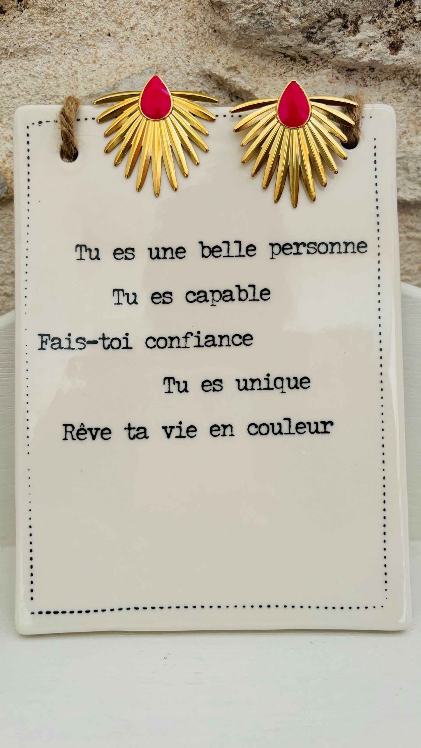 Avec ces boucles d'oreilles en acier inoxydable doré et goutte rose, vous apporterez une touche de couleur et de glamour à vos tenues, alliant confort et élégance au quotidien.