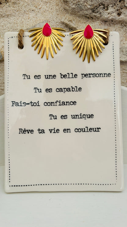 Avec ces boucles d'oreilles en acier inoxydable doré et goutte rose, vous apporterez une touche de couleur et de glamour à vos tenues, alliant confort et élégance au quotidien.