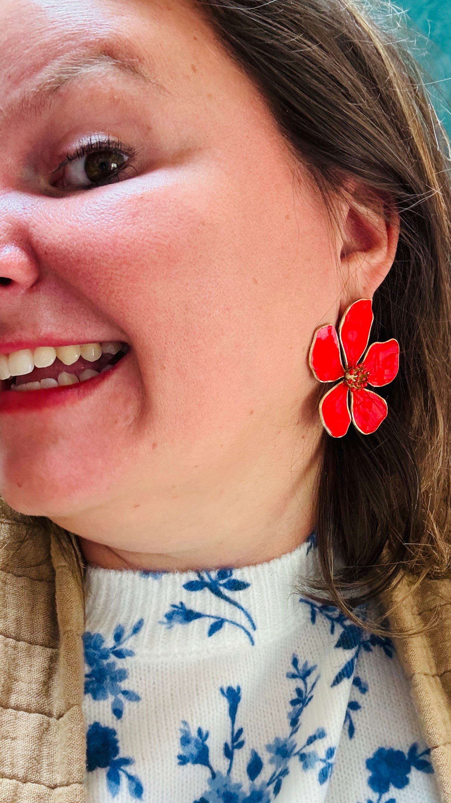 Avec cette boucle d'oreille grosse fleur rouge en acier inoxydable doré, exprimez votre côté artistique tout en ajoutant une note de couleur et de joie à votre style quotidien. Parfaite pour les femmes qui aiment jouer avec la mode et afficher leur créativité avec élégance.