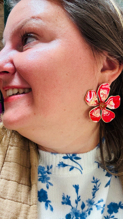 Avec cette boucle d'oreille grosse fleur rouge en acier inoxydable doré, exprimez votre côté artistique tout en ajoutant une note de couleur et de joie à votre style quotidien. Parfaite pour les femmes qui aiment jouer avec la mode et afficher leur créativité avec élégance.