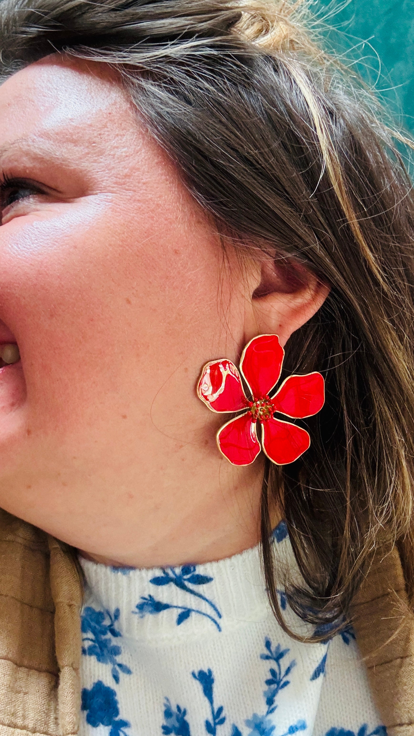 Avec cette boucle d'oreille grosse fleur rouge en acier inoxydable doré, exprimez votre côté artistique tout en ajoutant une note de couleur et de joie à votre style quotidien. Parfaite pour les femmes qui aiment jouer avec la mode et afficher leur créativité avec élégance.