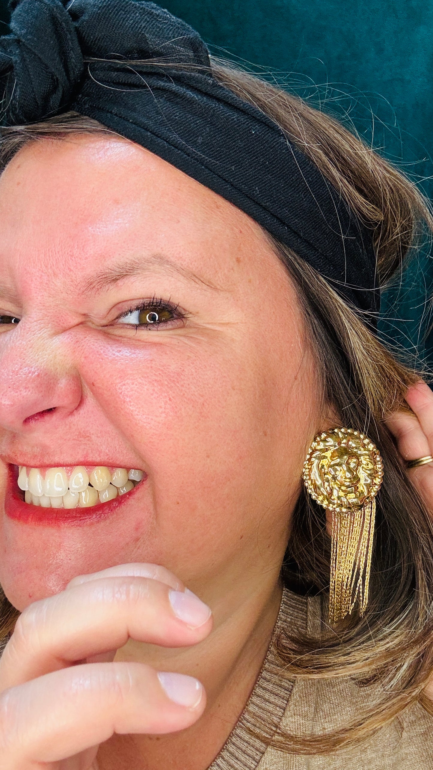 Ces boucles d'oreilles dorées tête de lion et pampilles sont l’accessoire idéal pour celles qui souhaitent allier élégance, caractère et originalité au quotidien.