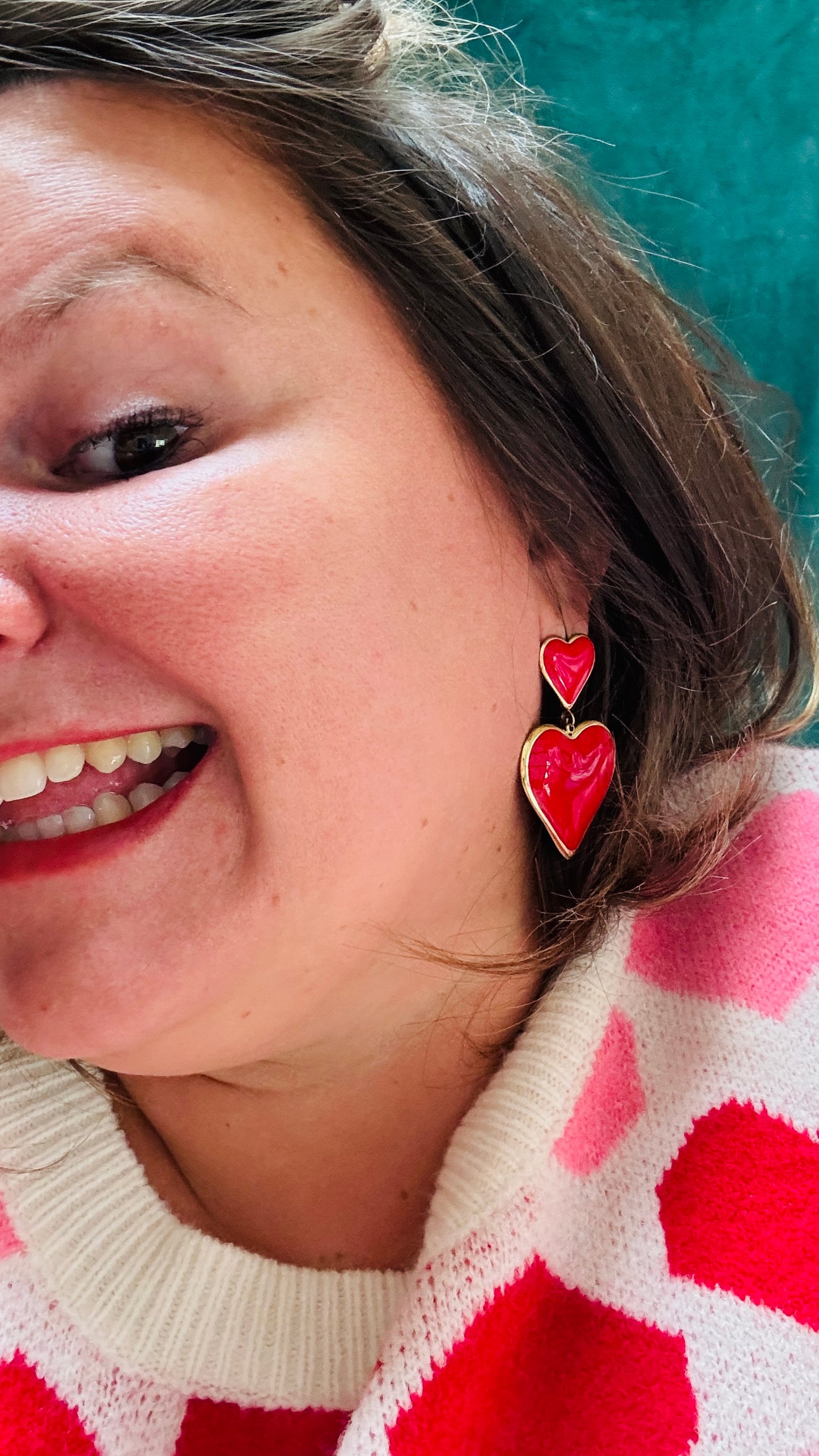 Ces boucles d'oreilles double cœur rouge sont un choix incontournable pour celles qui souhaitent allier romantisme, élégance et dynamisme, tout en restant à la fois tendance et confortables.