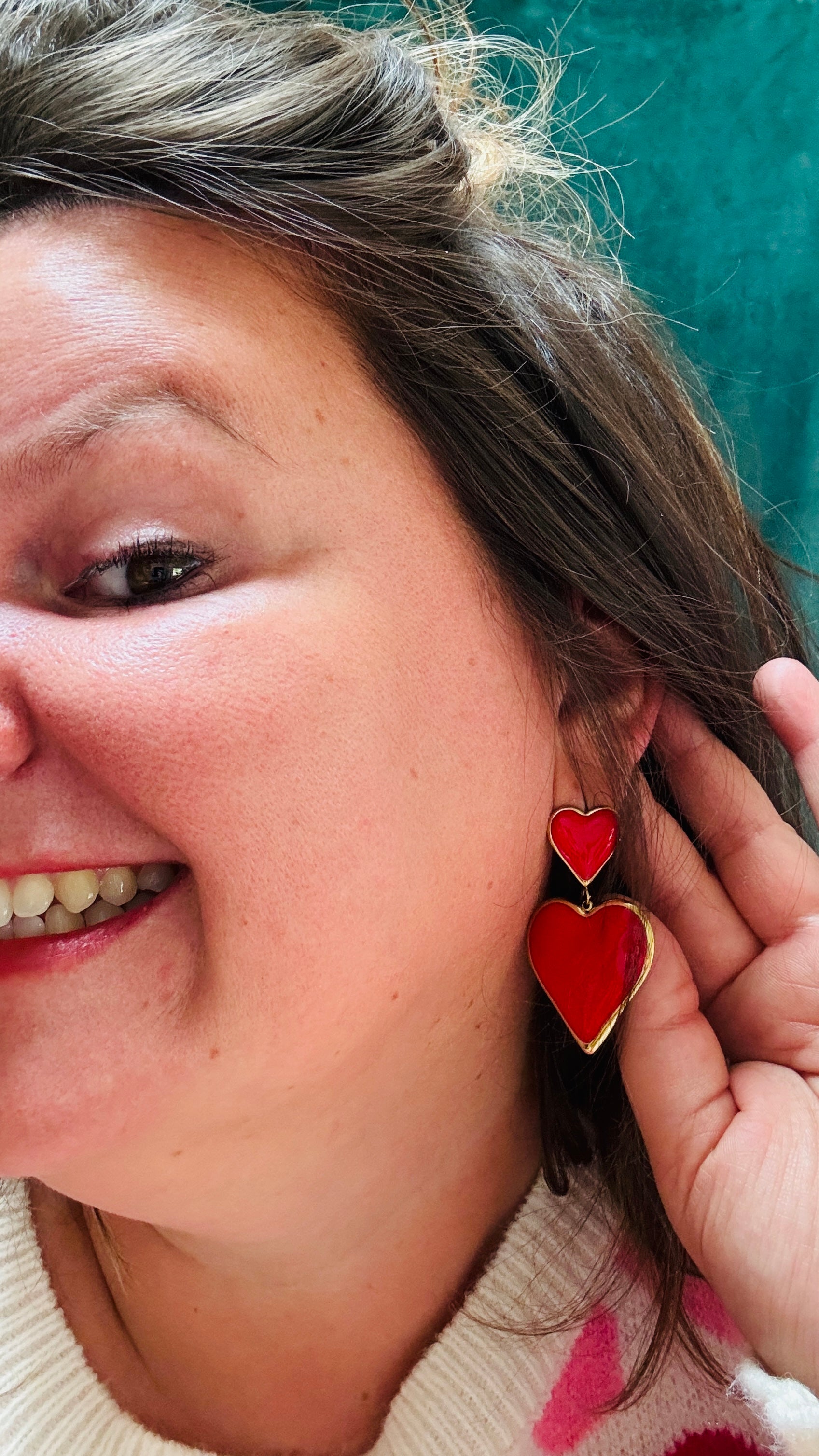 Ces boucles d'oreilles double cœur rouge sont un choix incontournable pour celles qui souhaitent allier romantisme, élégance et dynamisme, tout en restant à la fois tendance et confortables.