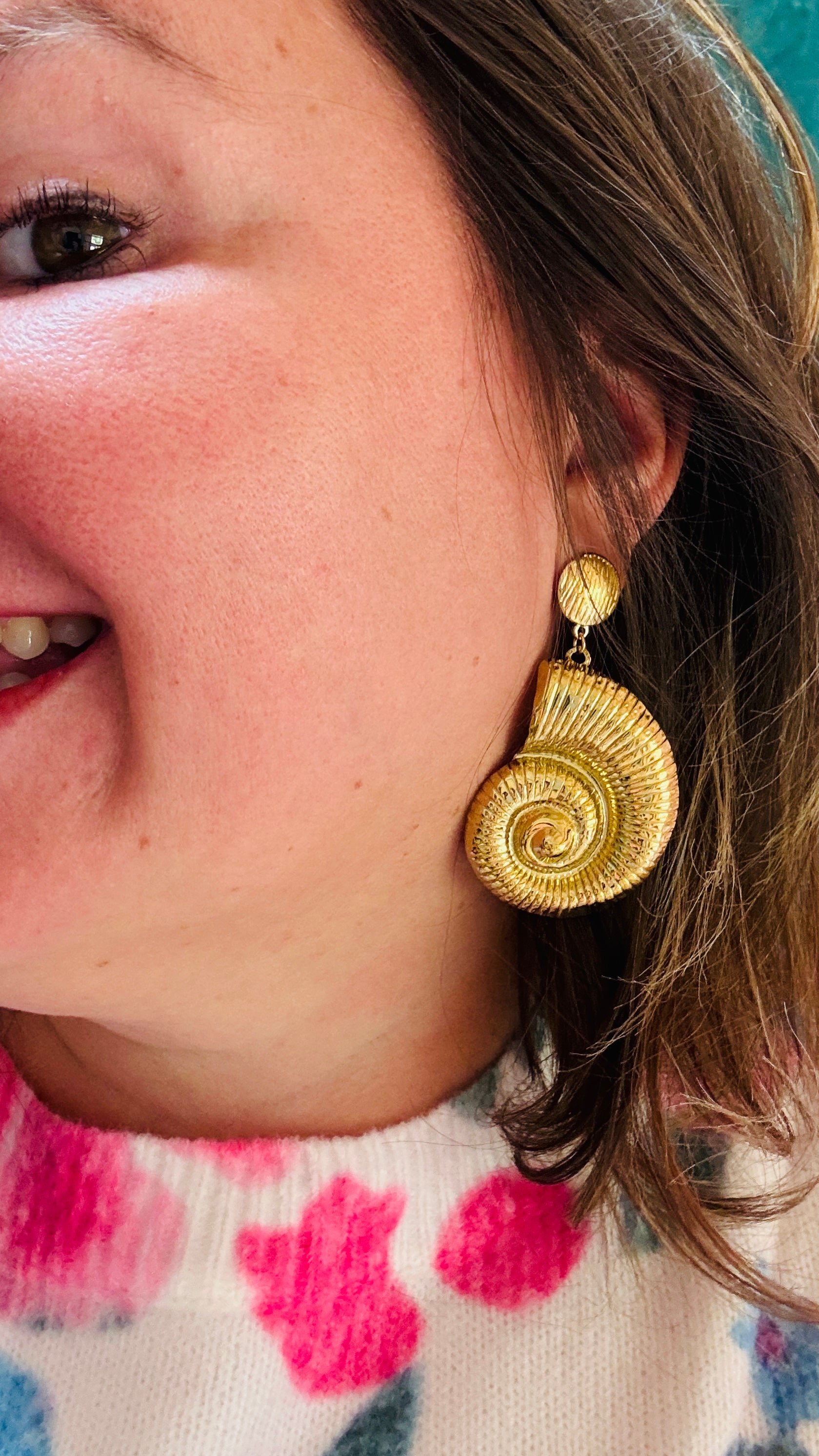 Ces boucles d'oreilles motif coquille d'escargot sont parfaites pour celles qui recherchent une touche d’originalité, d'humour et de peps, tout en conservant une allure élégante et moderne.