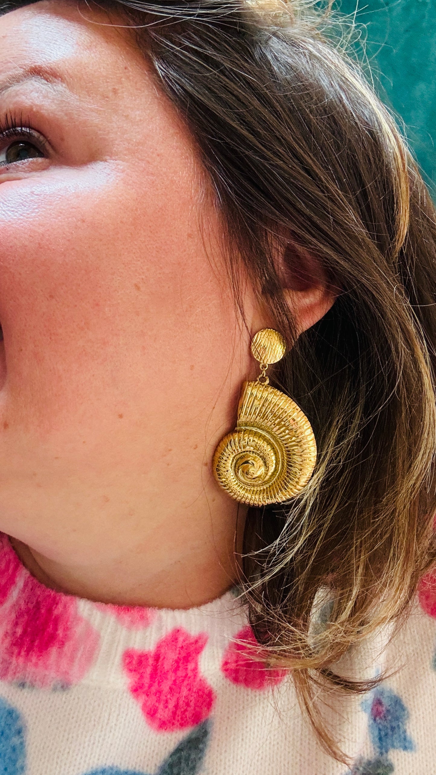 Ces boucles d'oreilles motif coquille d'escargot sont parfaites pour celles qui recherchent une touche d’originalité, d'humour et de peps, tout en conservant une allure élégante et moderne.