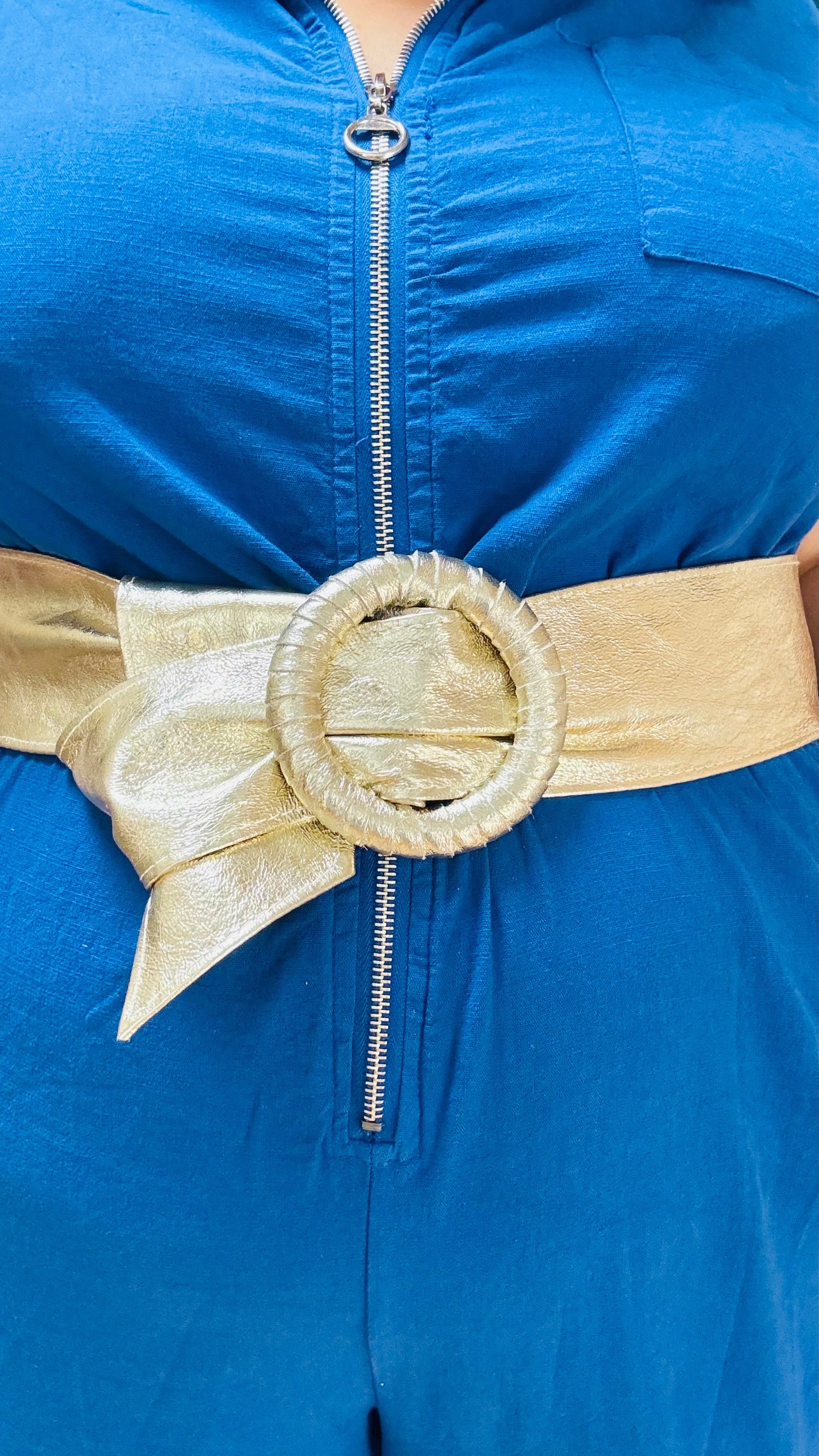 Avec cette ceinture grande taille en cuir doré et pailleté, donnez du peps à votre garde-robe et transformez chaque tenue en une véritable œuvre d'art. Que ce soit pour une sortie décontractée ou une occasion particulière, cette ceinture est l'accessoire parfait pour ajouter une touche de sophistication et de luminosité à votre look.