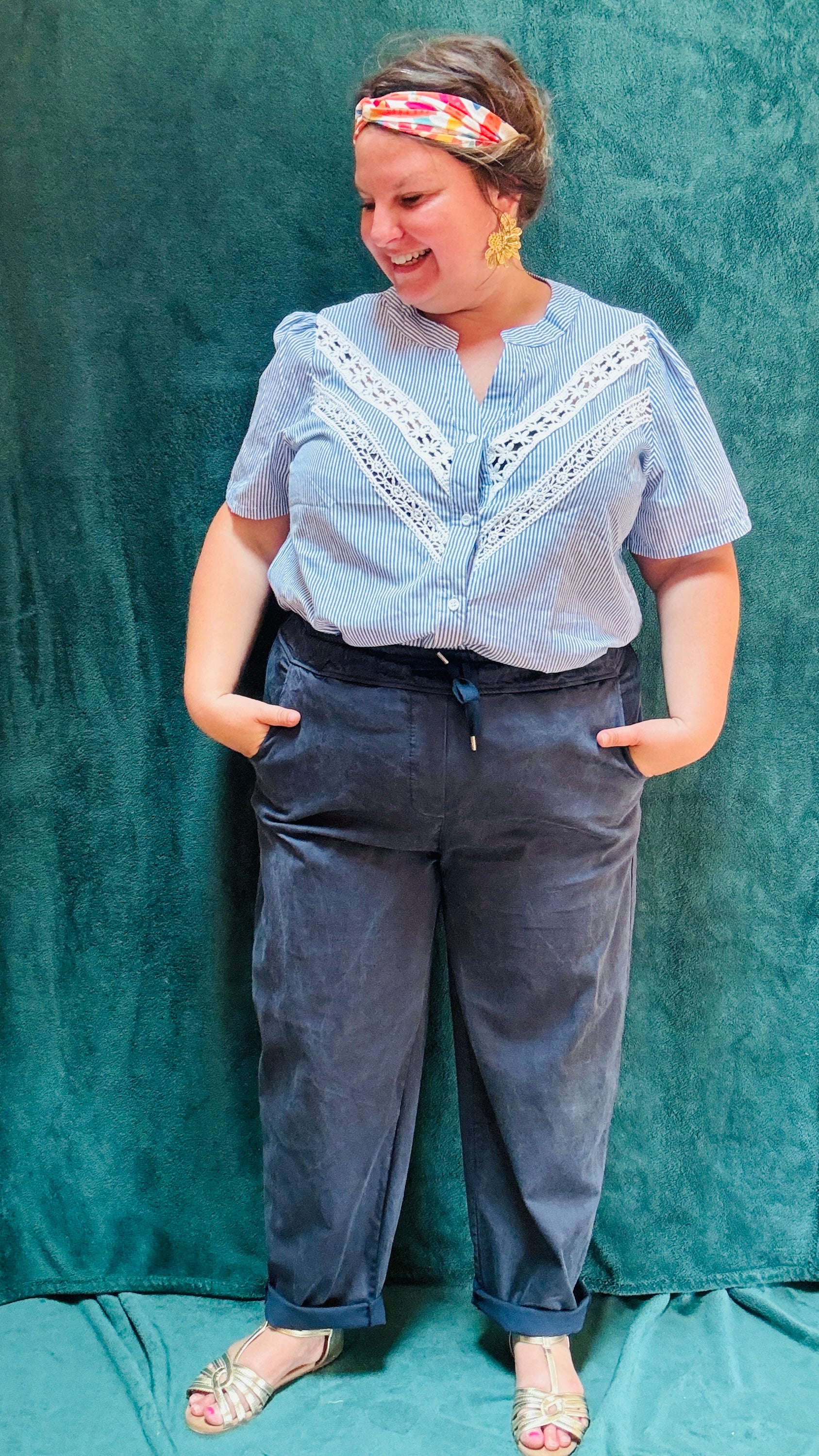 Avec cette chemise grande taille à rayures verticales, vous alliez style et confort pour toutes les occasions. Que ce soit pour une journée de travail, une sortie décontractée ou une soirée romantique, cette chemise saura vous accompagner avec élégance.