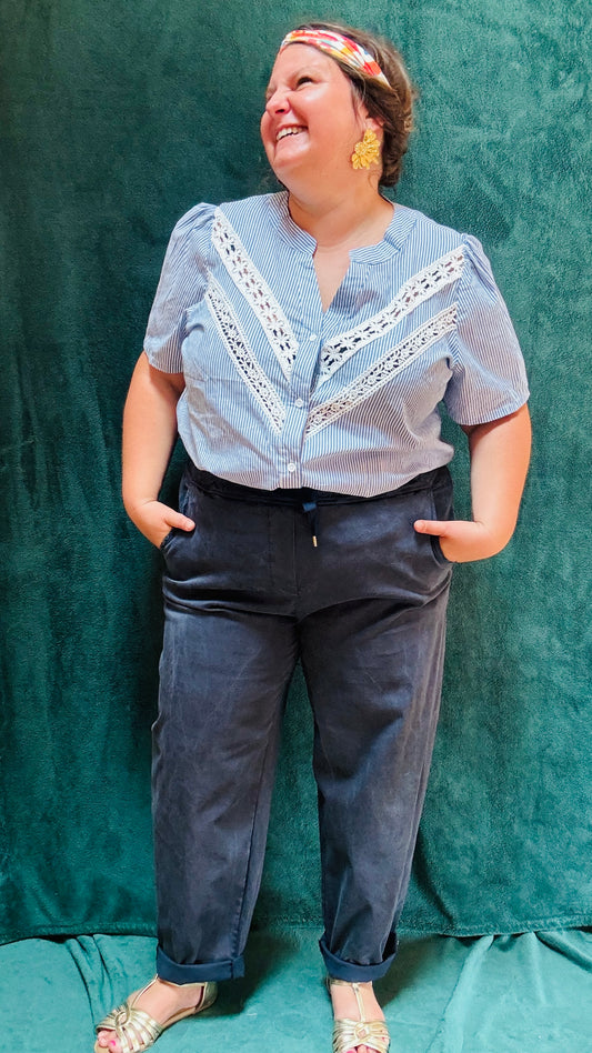 Avec cette chemise grande taille à rayures verticales, vous alliez style et confort pour toutes les occasions. Que ce soit pour une journée de travail, une sortie décontractée ou une soirée romantique, cette chemise saura vous accompagner avec élégance.