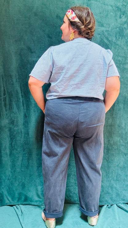 Avec cette chemise grande taille à rayures verticales, vous alliez style et confort pour toutes les occasions. Que ce soit pour une journée de travail, une sortie décontractée ou une soirée romantique, cette chemise saura vous accompagner avec élégance.