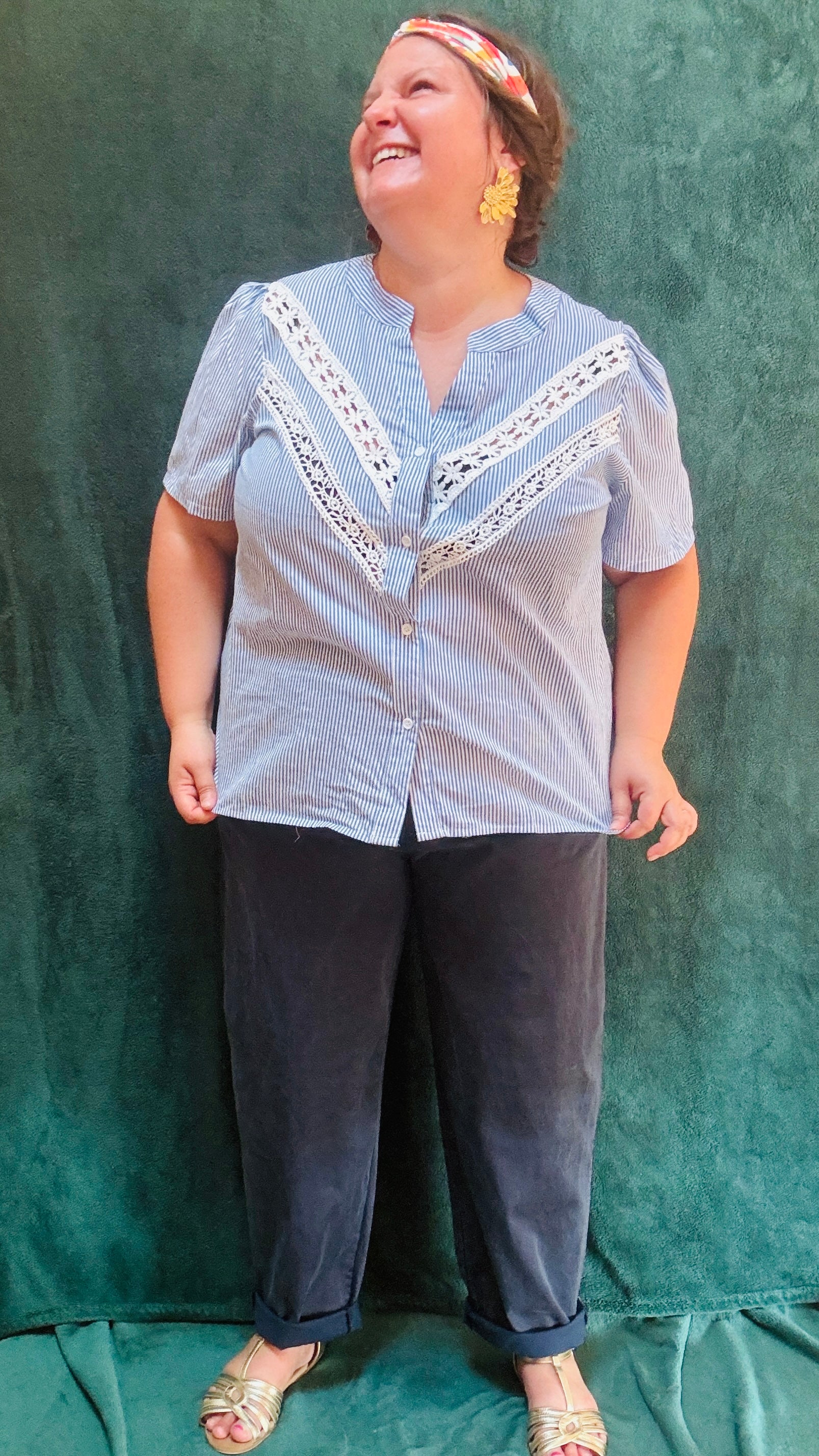 Avec cette chemise grande taille à rayures verticales, vous alliez style et confort pour toutes les occasions. Que ce soit pour une journée de travail, une sortie décontractée ou une soirée romantique, cette chemise saura vous accompagner avec élégance.