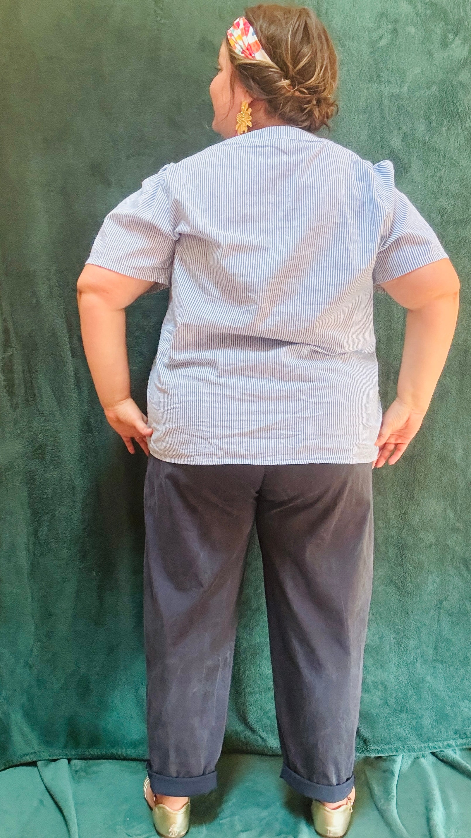 Avec cette chemise grande taille à rayures verticales, vous alliez style et confort pour toutes les occasions. Que ce soit pour une journée de travail, une sortie décontractée ou une soirée romantique, cette chemise saura vous accompagner avec élégance.