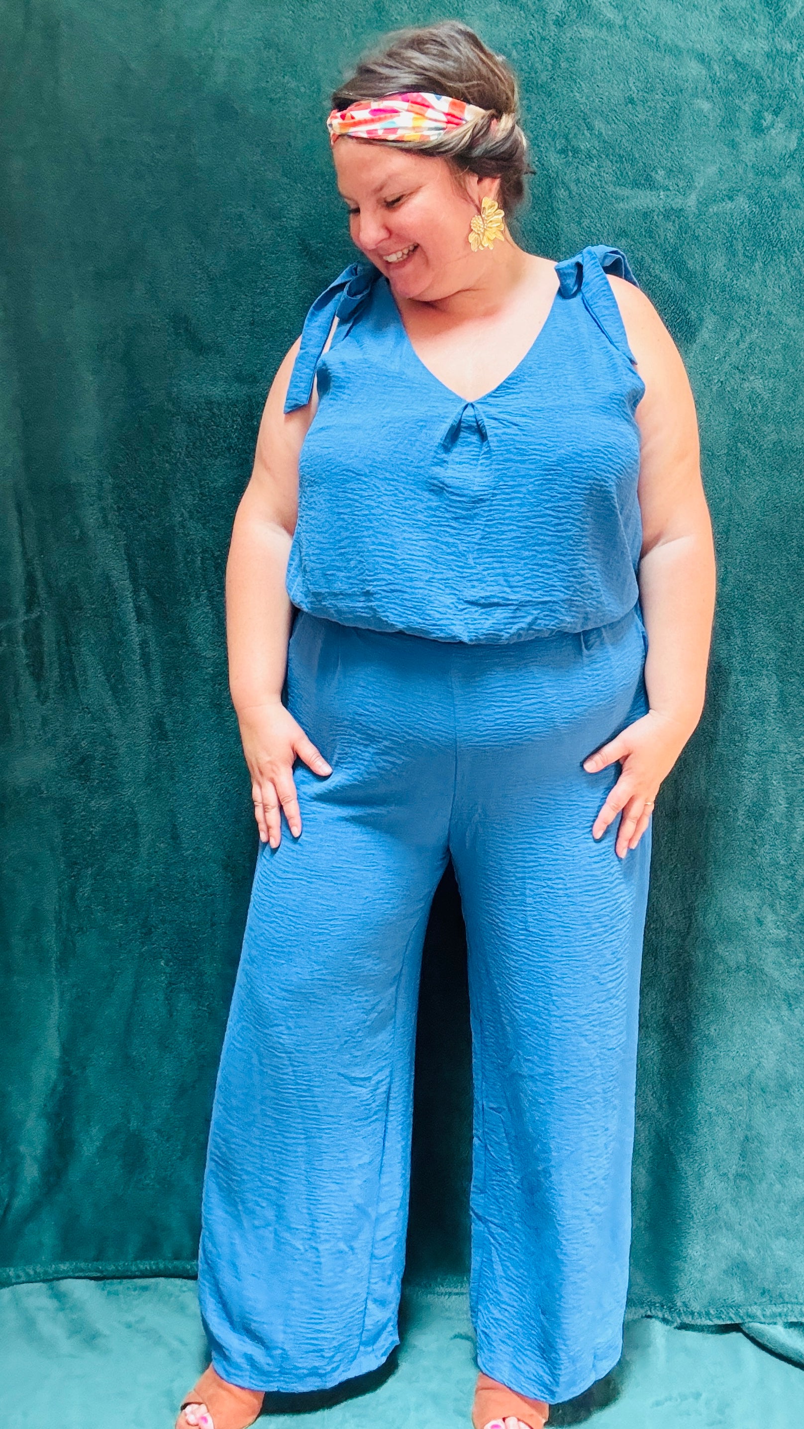 Avec cette combinaison grande taille sans manche bleu,  vous alliez élégance et confort pour toutes les occasions
