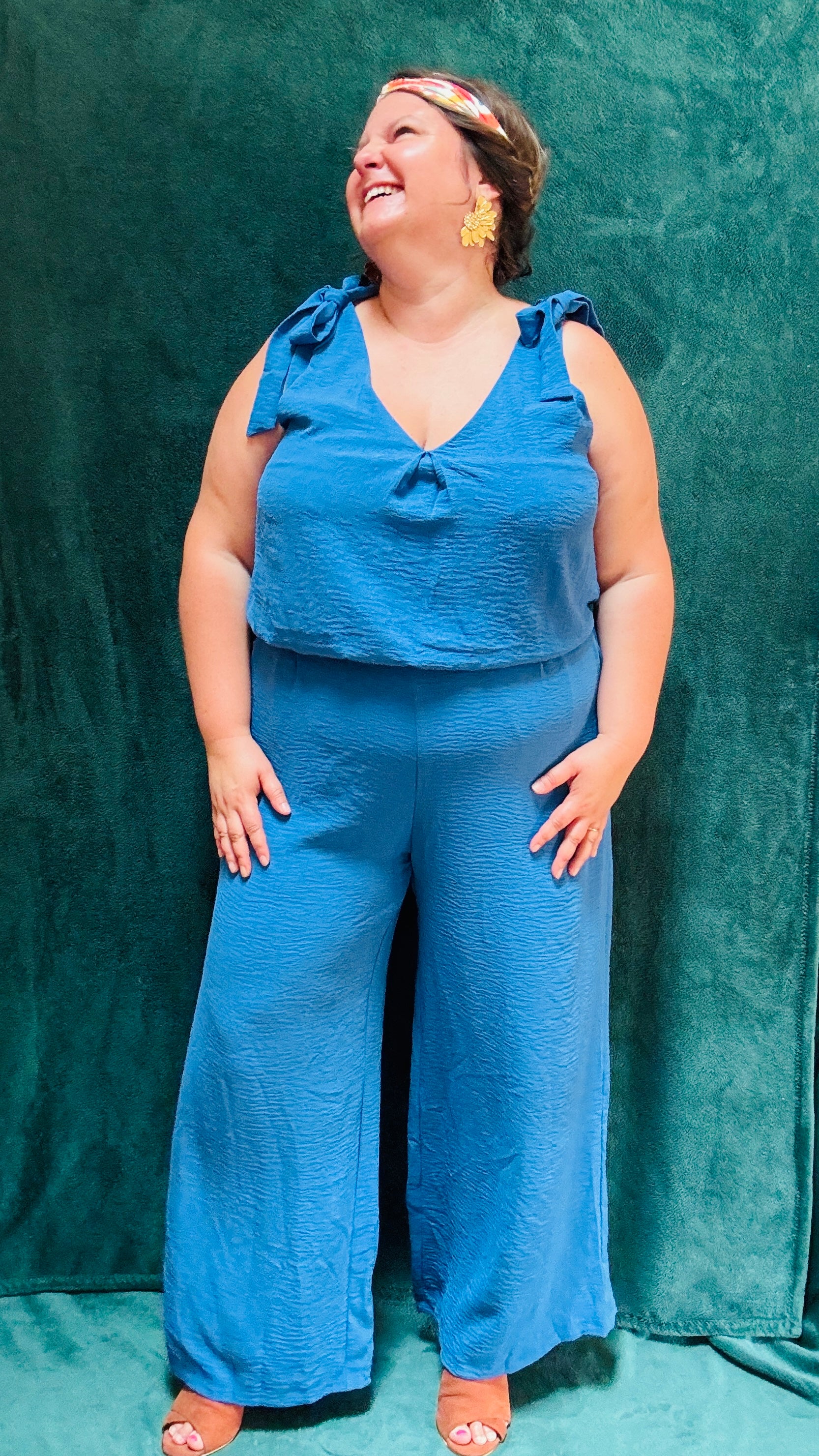 Avec cette combinaison grande taille sans manche bleu,  vous alliez élégance et confort pour toutes les occasions