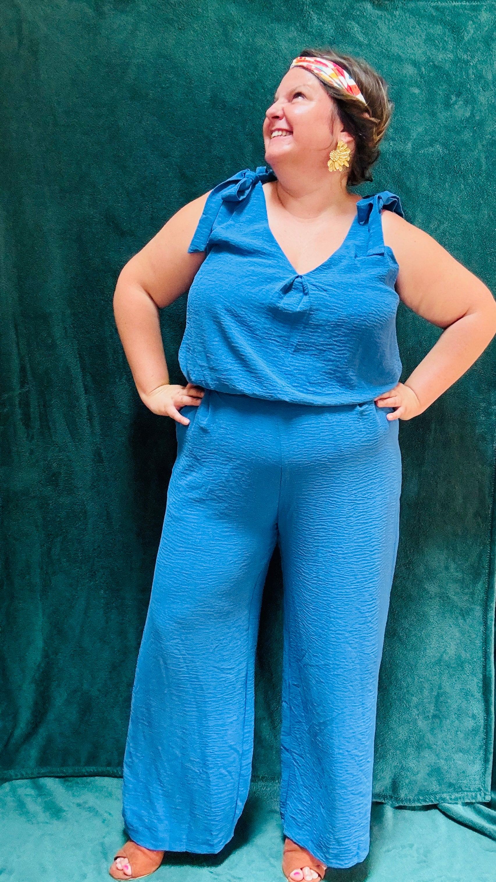 Avec cette combinaison grande taille sans manche bleu,  vous alliez élégance et confort pour toutes les occasions