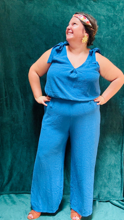 Avec cette combinaison grande taille sans manche bleu,  vous alliez élégance et confort pour toutes les occasions