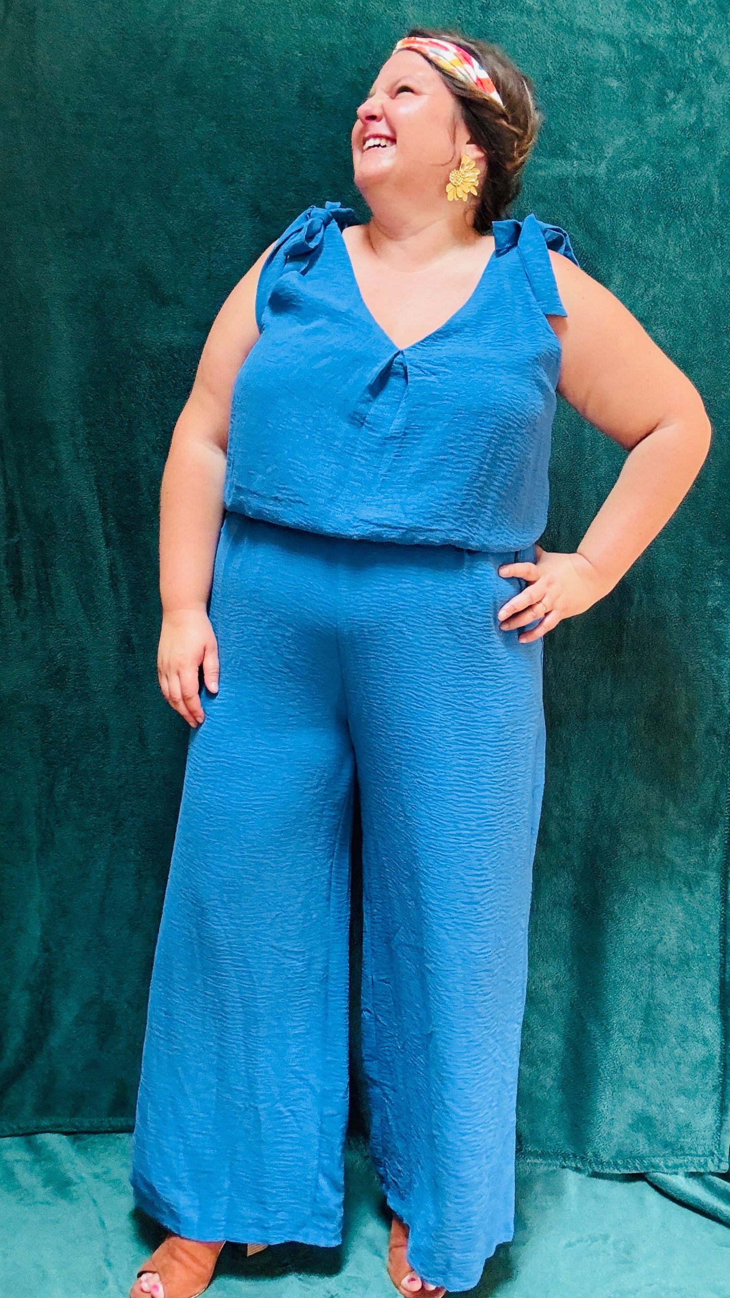 Avec cette combinaison grande taille sans manche bleu,  vous alliez élégance et confort pour toutes les occasions