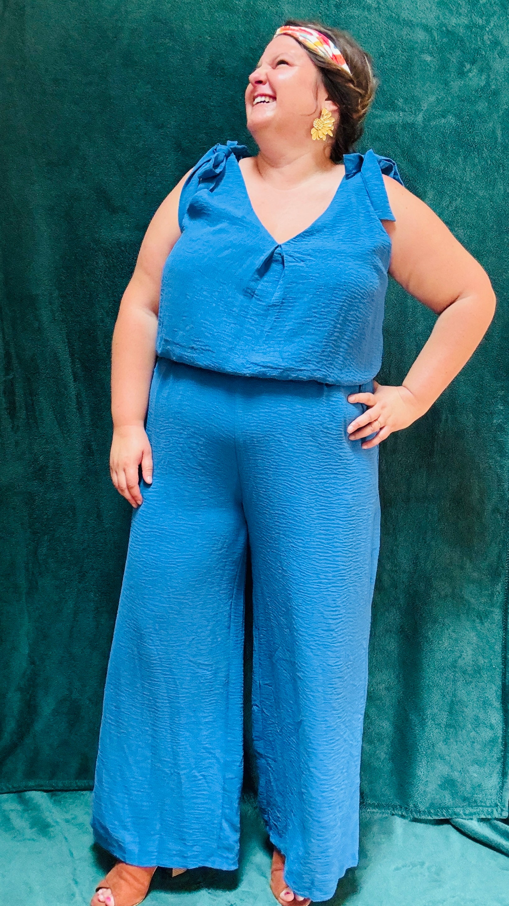 Avec cette combinaison grande taille sans manche bleu,  vous alliez élégance et confort pour toutes les occasions