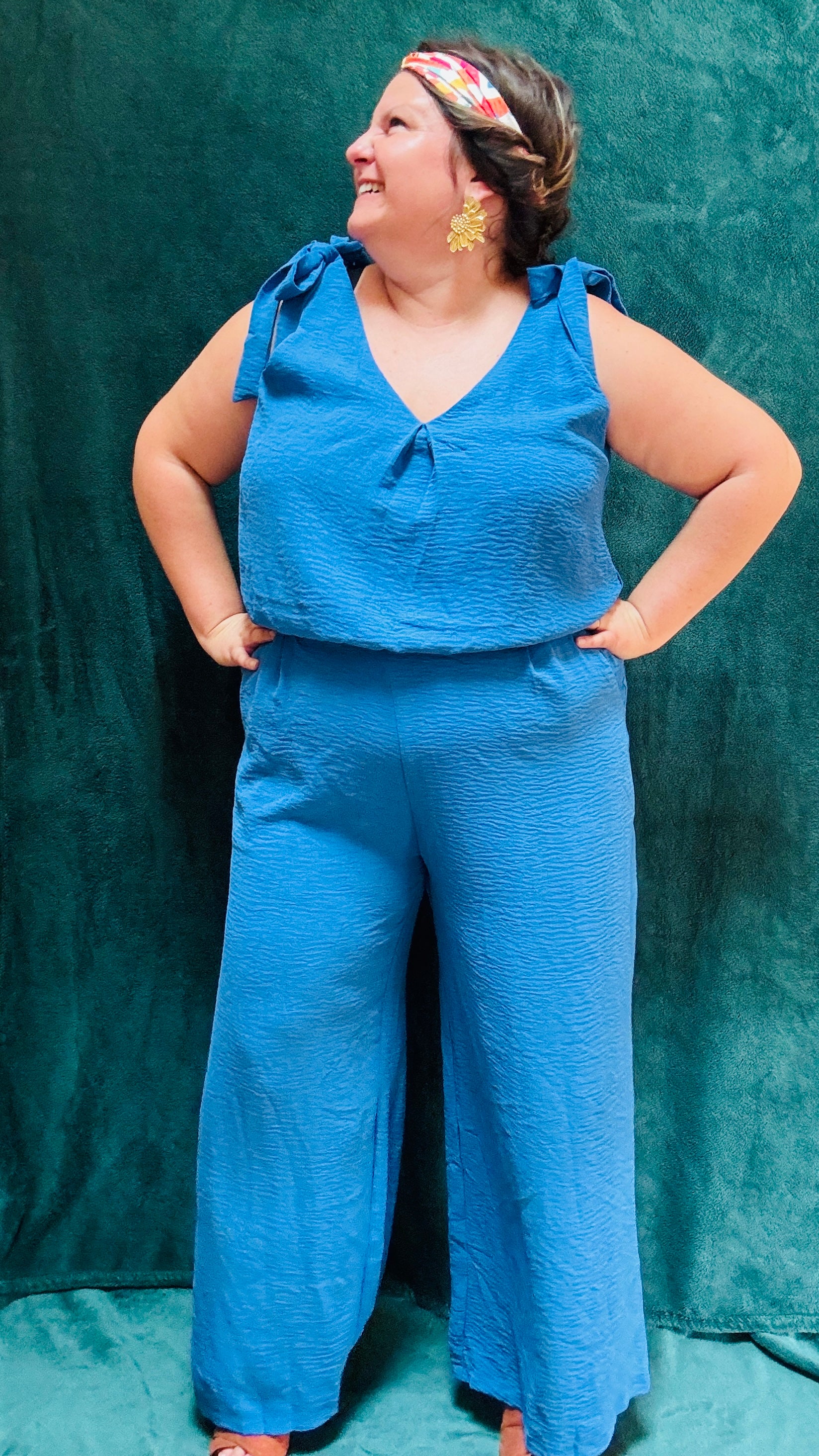 Avec cette combinaison grande taille sans manche bleu,  vous alliez élégance et confort pour toutes les occasions