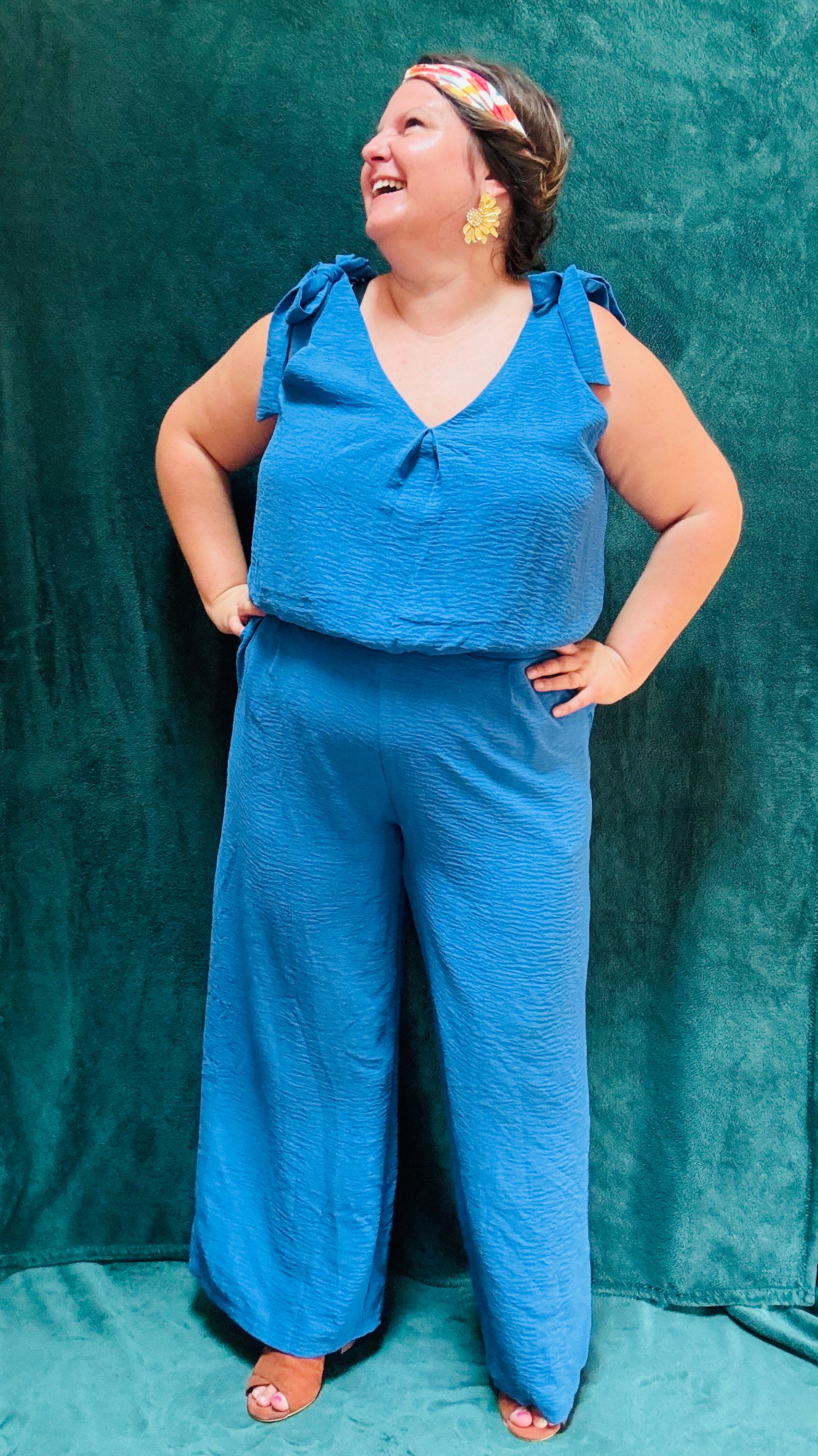 Avec cette combinaison grande taille sans manche bleu,  vous alliez élégance et confort pour toutes les occasions