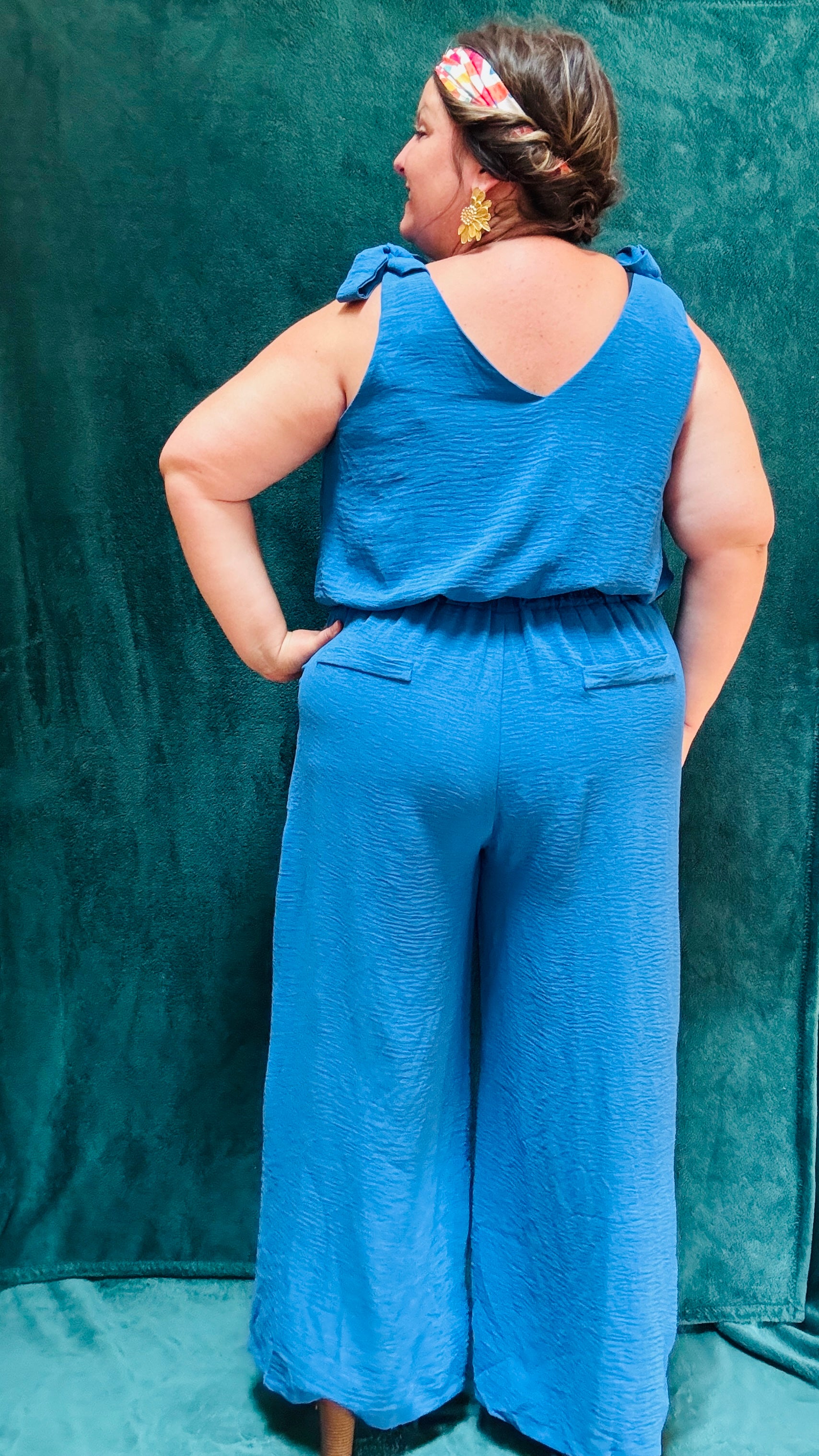 Avec cette combinaison grande taille sans manche bleu,  vous alliez élégance et confort pour toutes les occasions