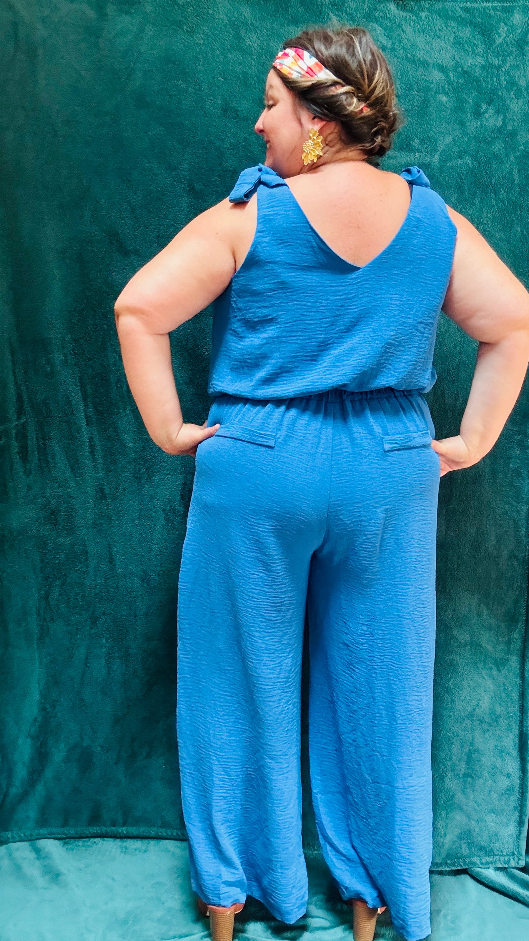 Avec cette combinaison grande taille sans manche bleu,  vous alliez élégance et confort pour toutes les occasions