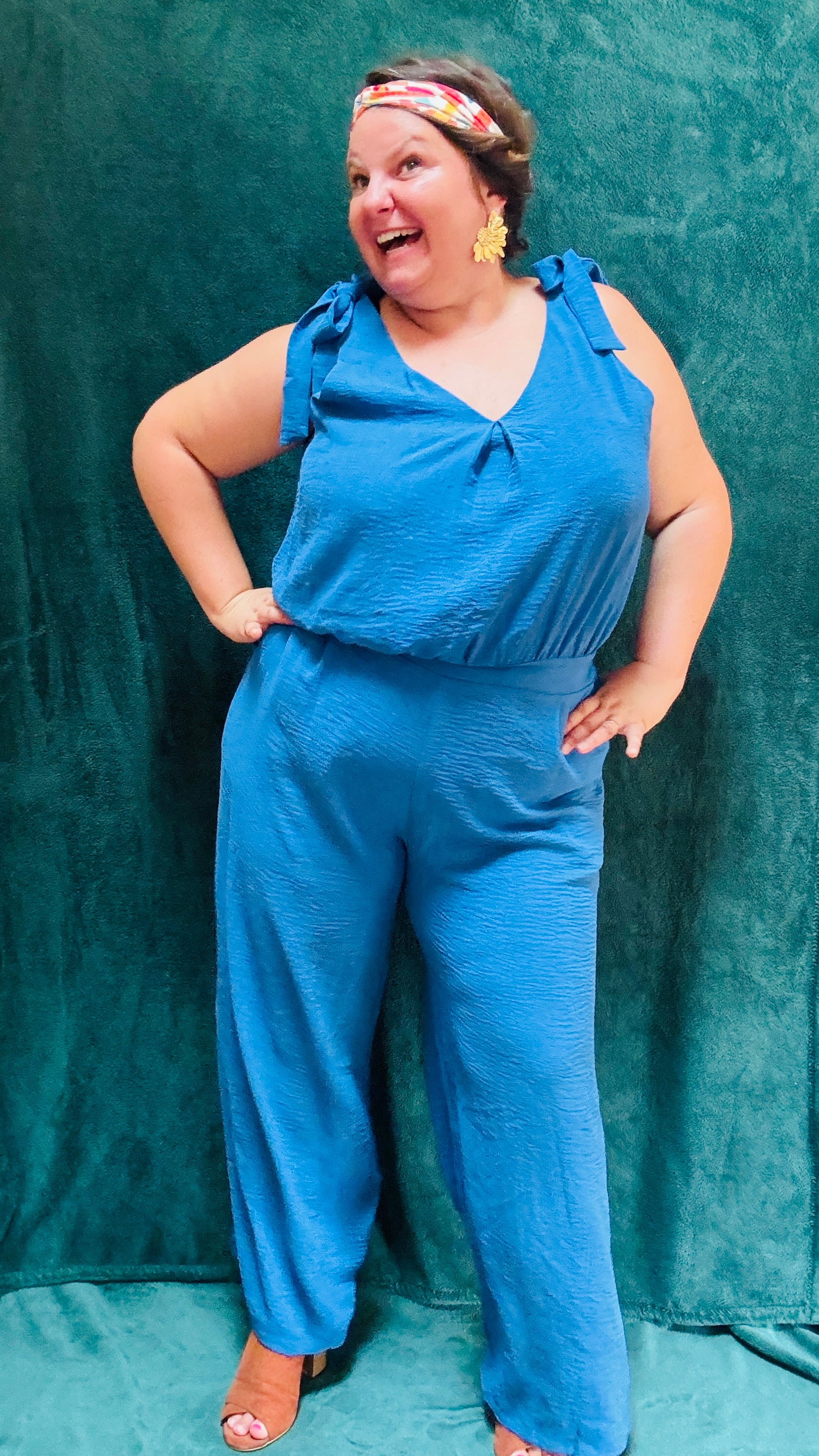Avec cette combinaison grande taille sans manche bleu,  vous alliez élégance et confort pour toutes les occasions