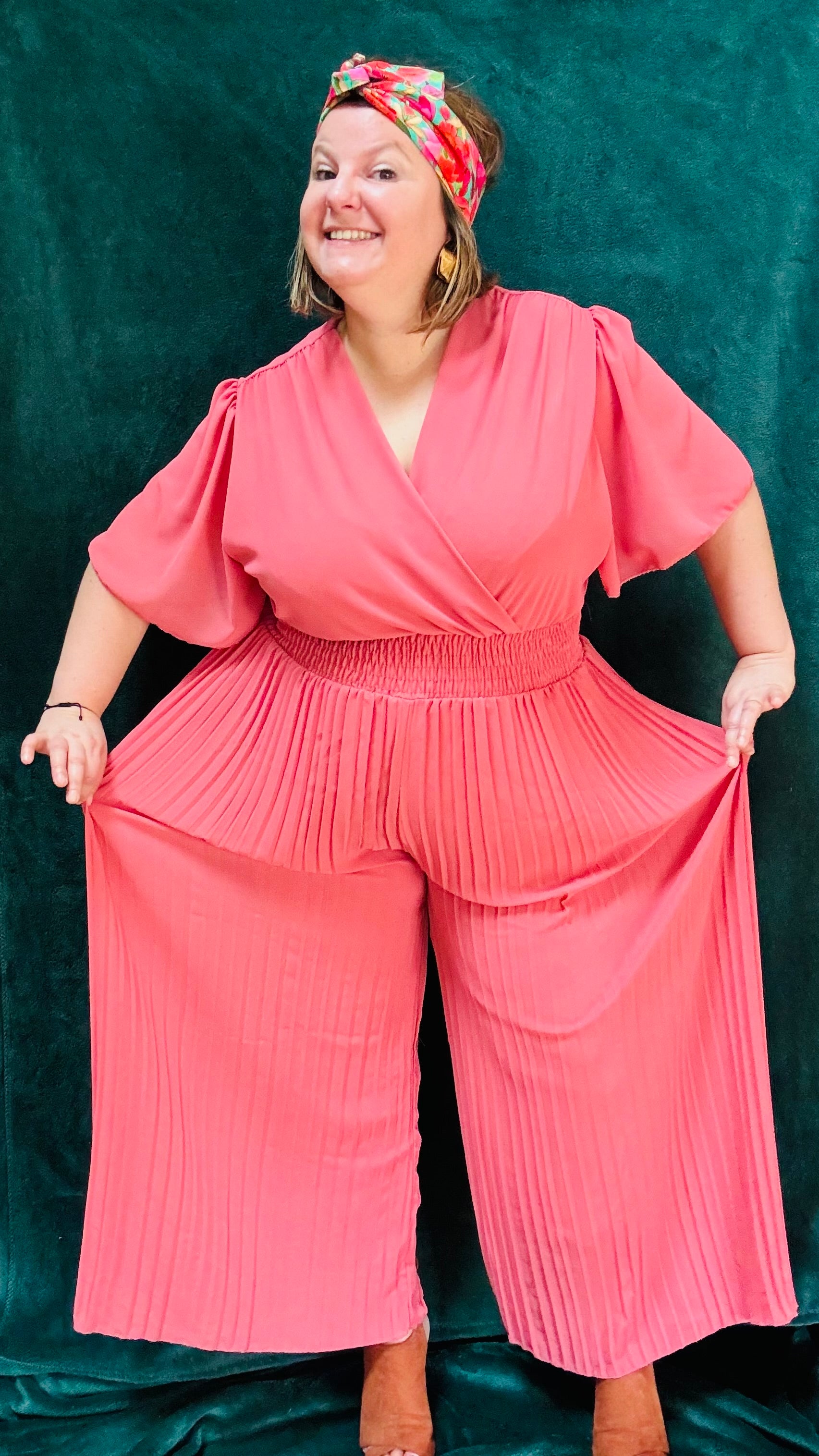 Avec cette combinaison grande taille vieux rose, légère et habillée, affichez un style élégant et confortable en toutes occasions. Parfait pour les femmes qui recherchent une pièce polyvalente et chic, tout en profitant d'un confort incomparable.